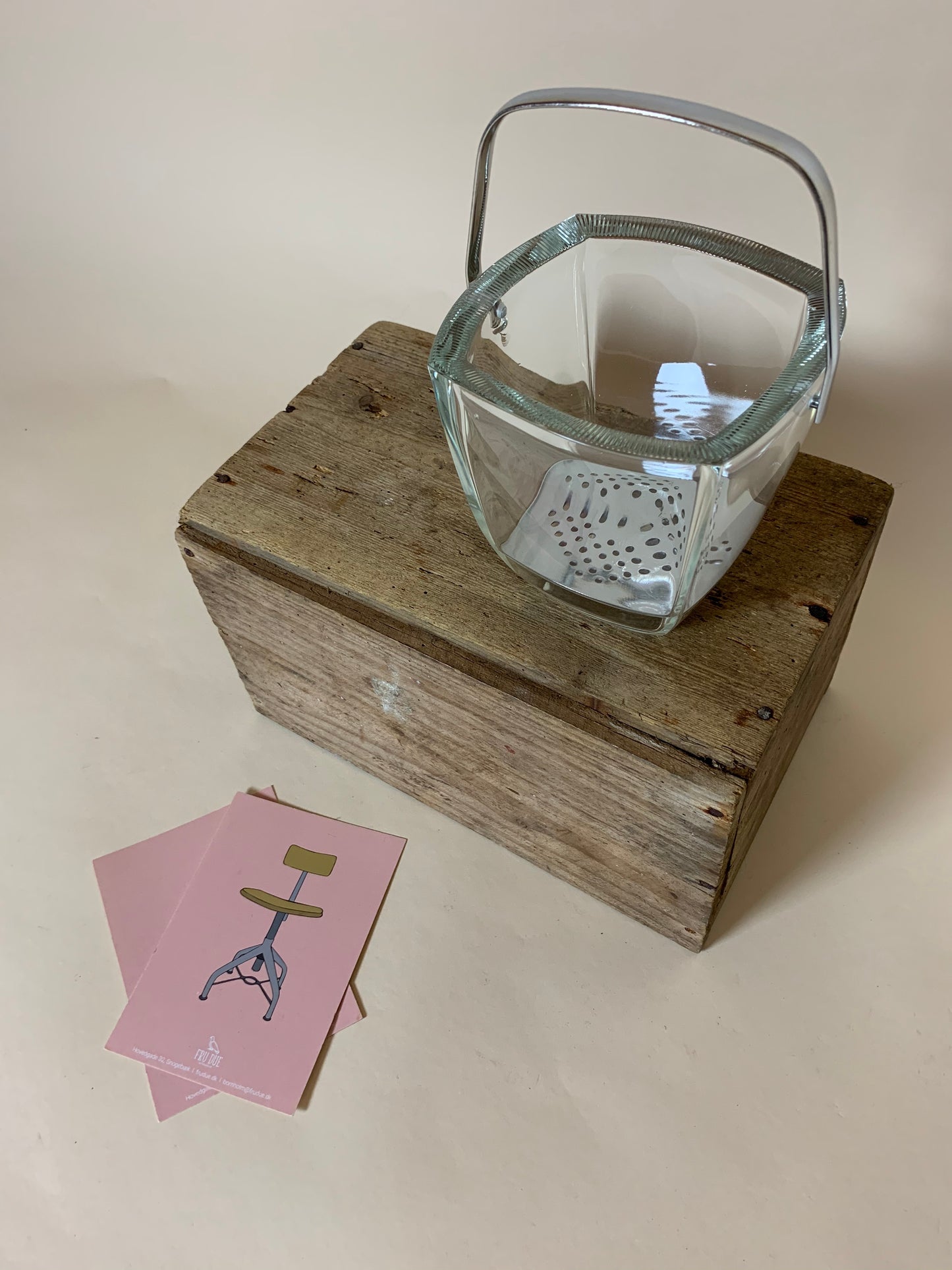 Ishink i glas med mönster på kanten