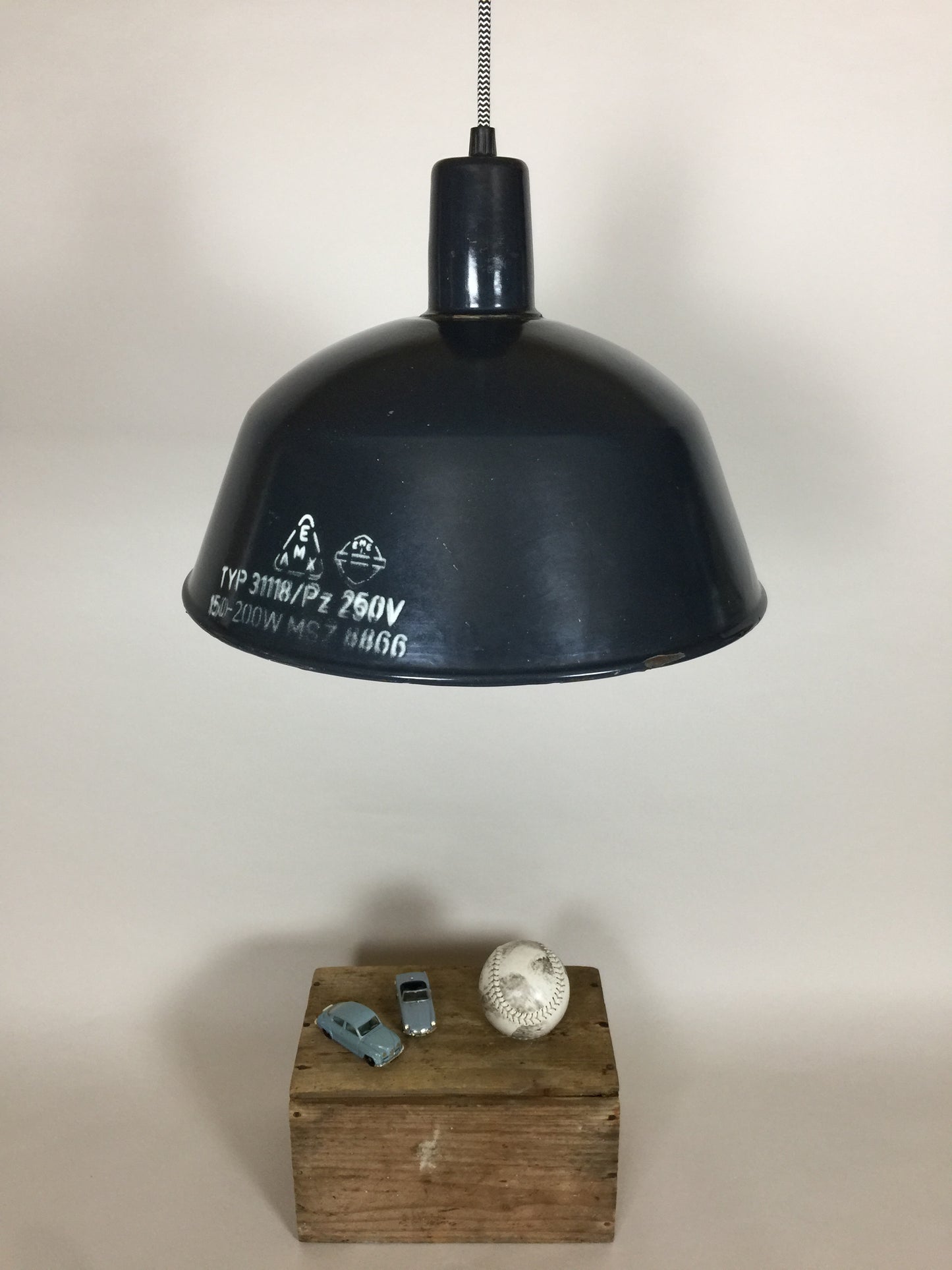 Vacker, rå och industriell lampa