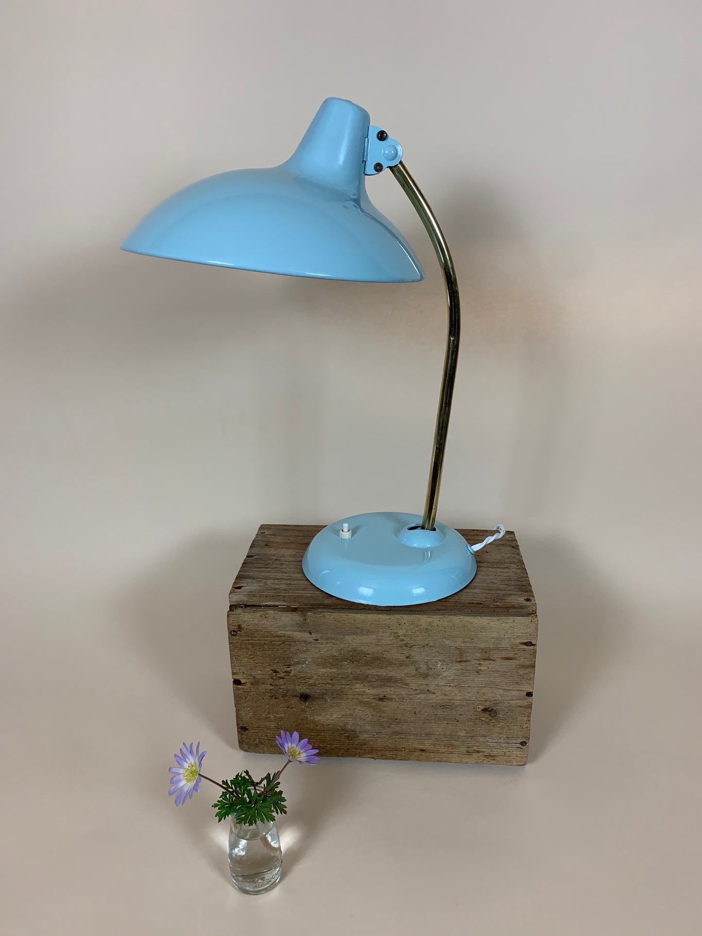 Christian Dell lampa 6786 i ljusblått med arm i mässing