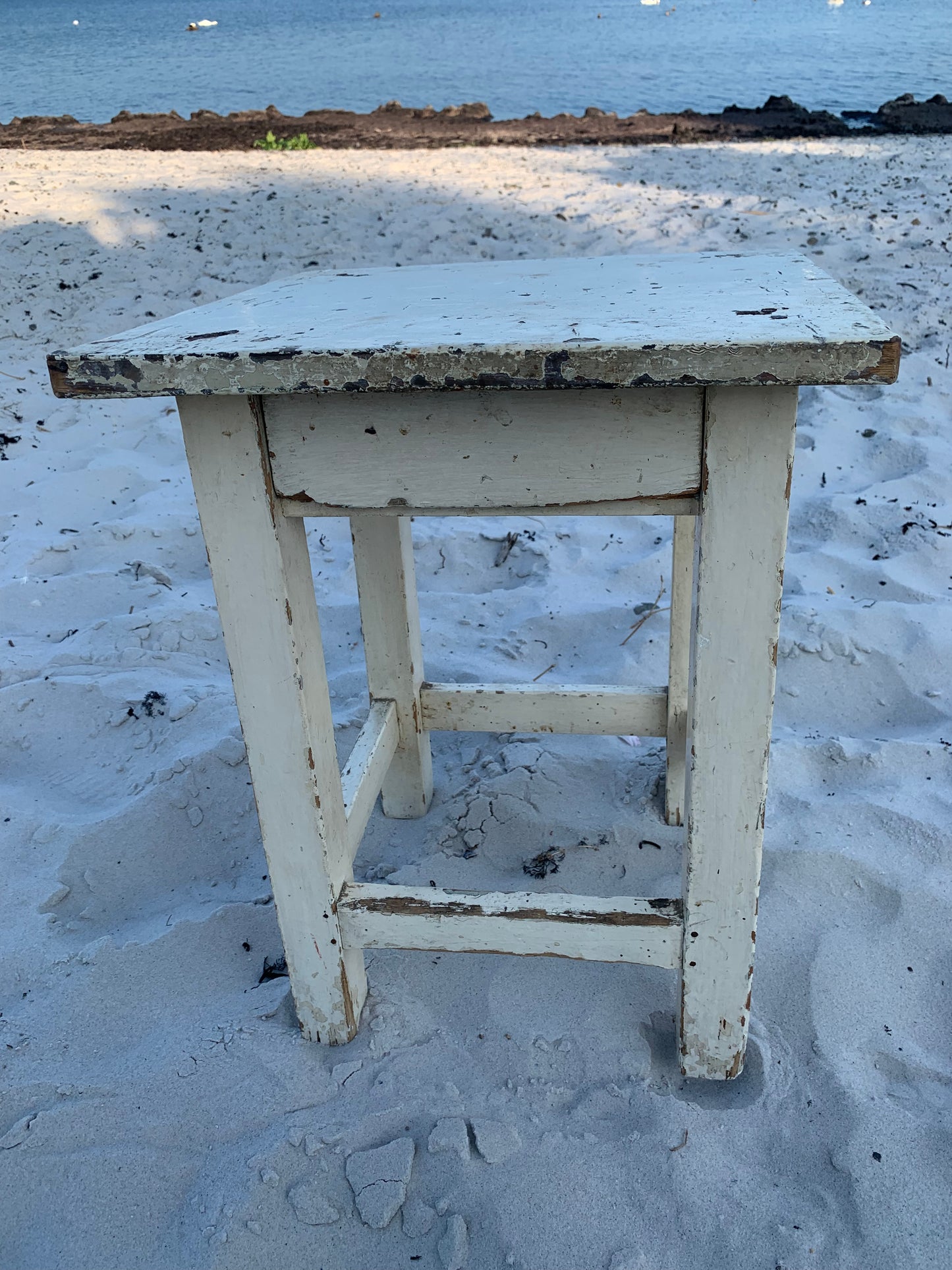 Litet bord med låda