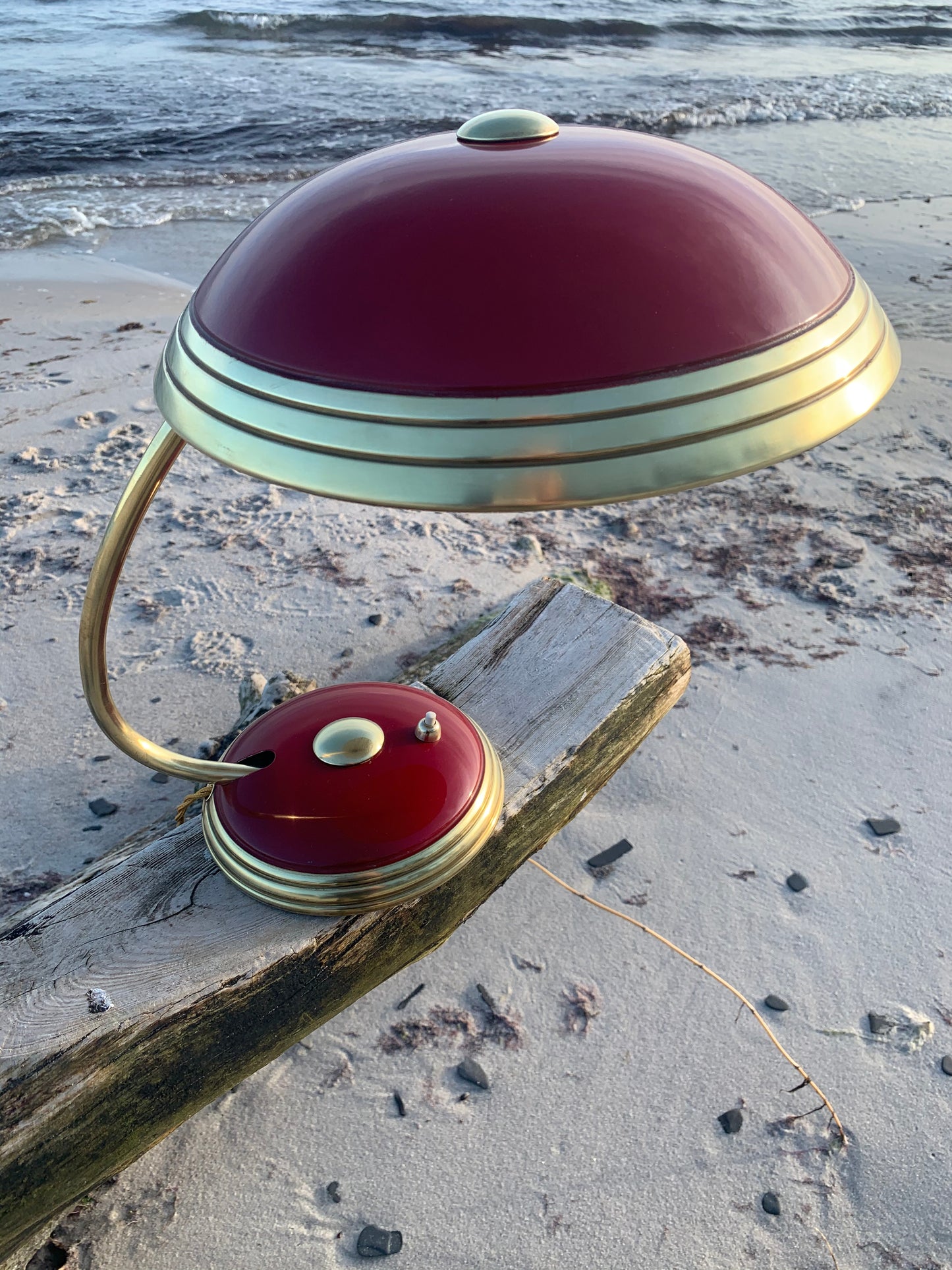 Helo bordslampa - Röd/mässing