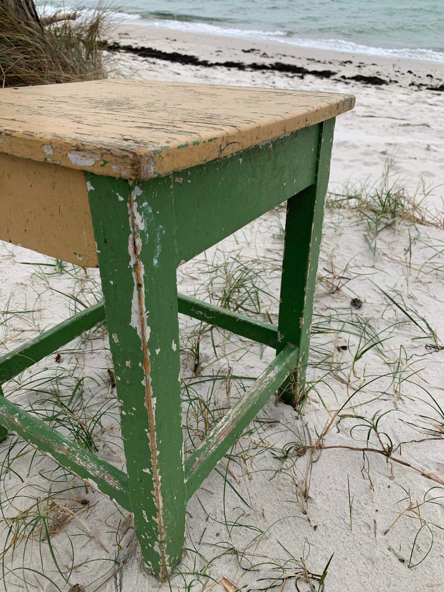 Litet bord med låda