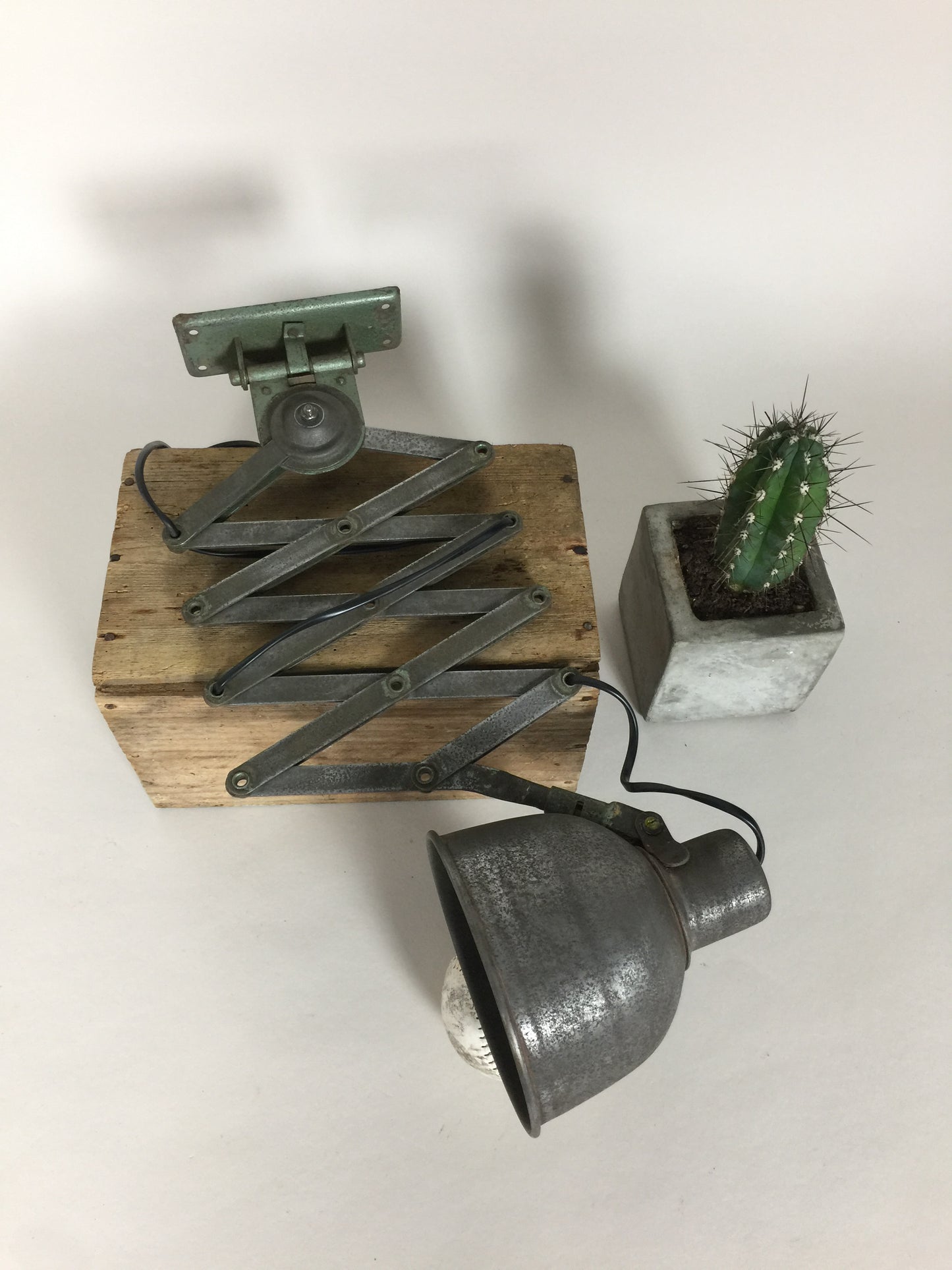 Rå skönhet och läcker industriell saxlampa
