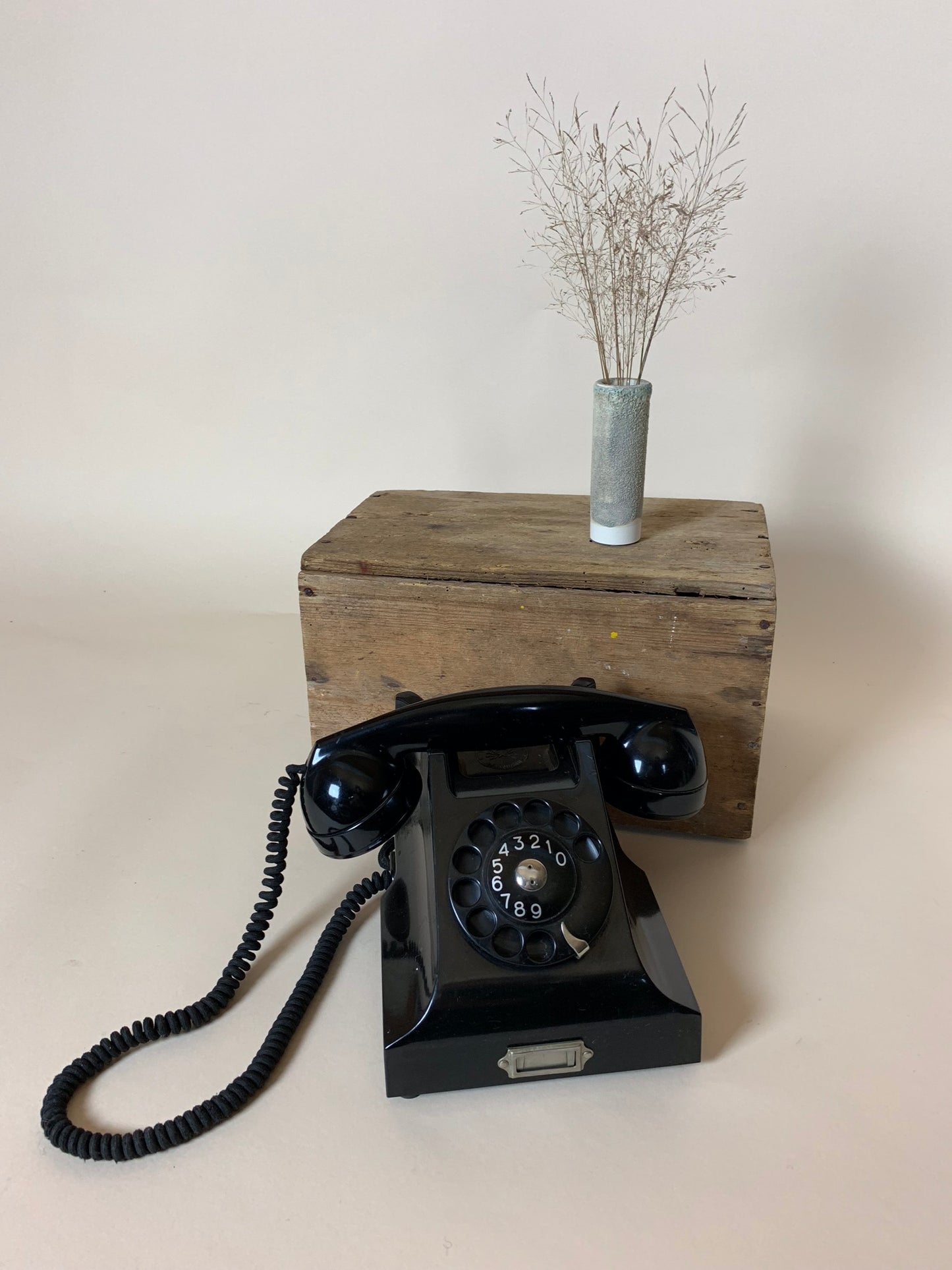 Gammal bakelittelefon