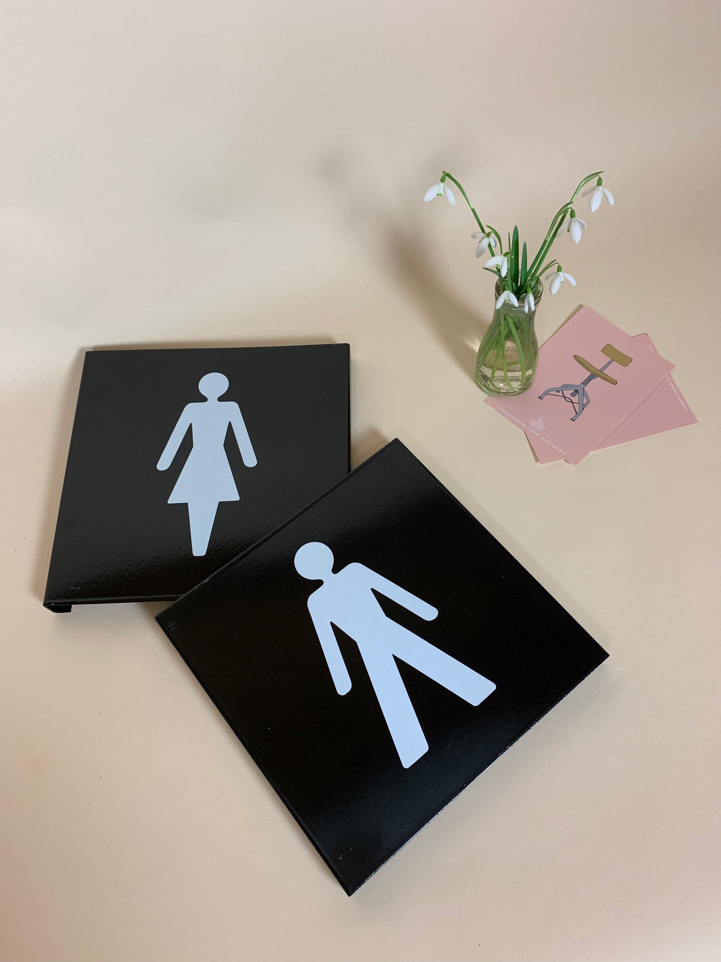 Set med separata piktogram för damer respektive herrar