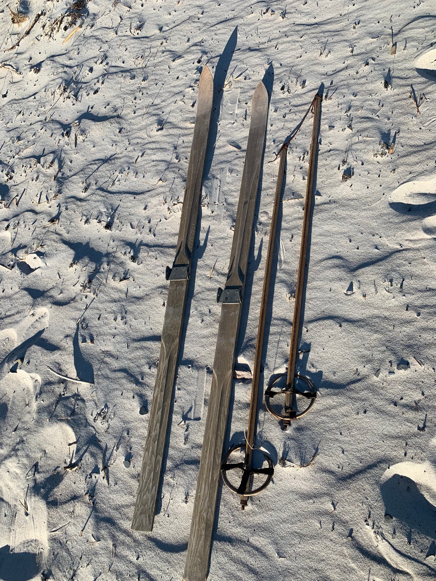 Gamla och dekorativa skidor med stavar