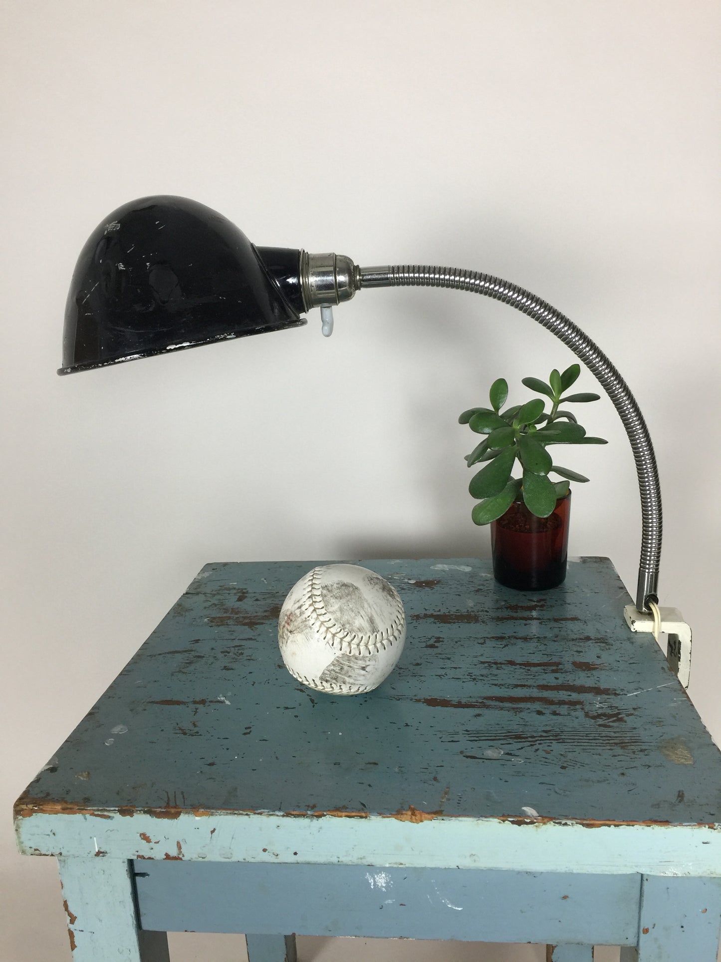 Rå och industriell arkitektonisk lampa med flexarm