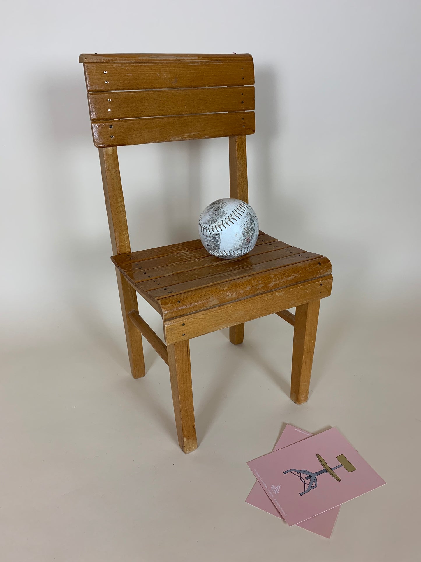 Barnstol i lackat trä