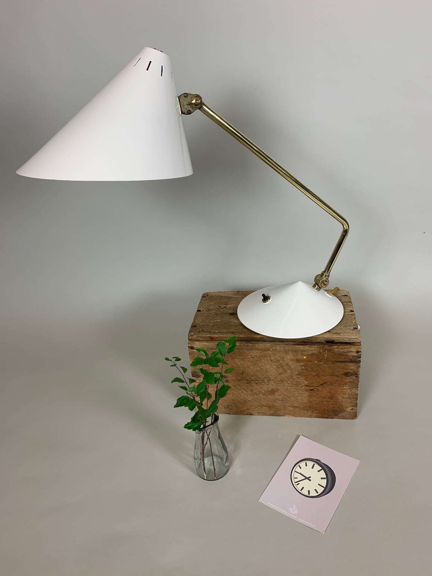 Hala bordslampa - Vit och mässing