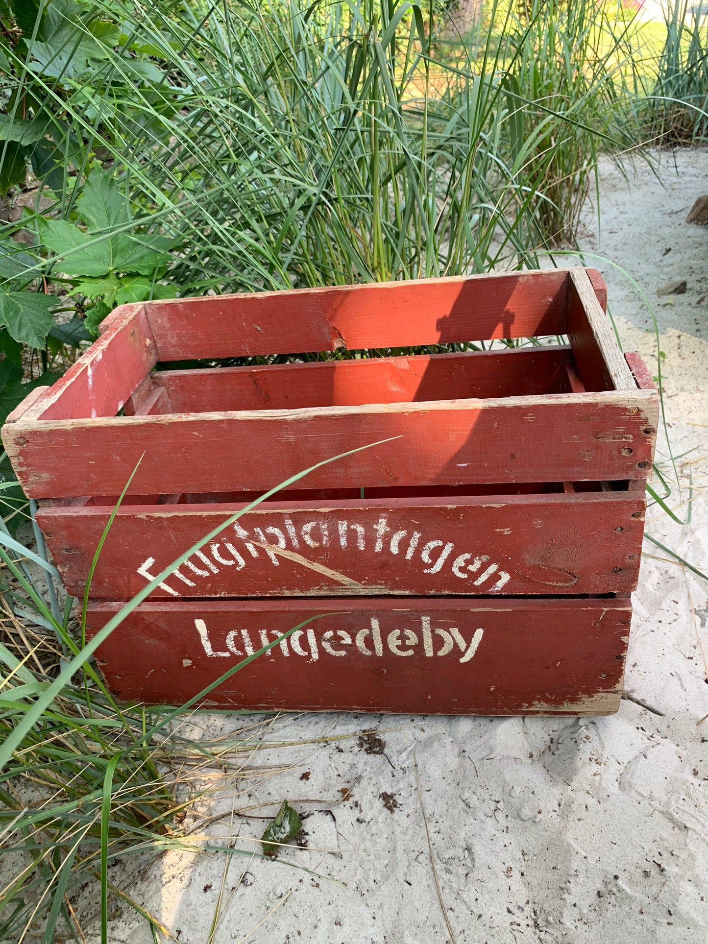 Vacker gammal låda från fruktträdgårdar i Langedeby