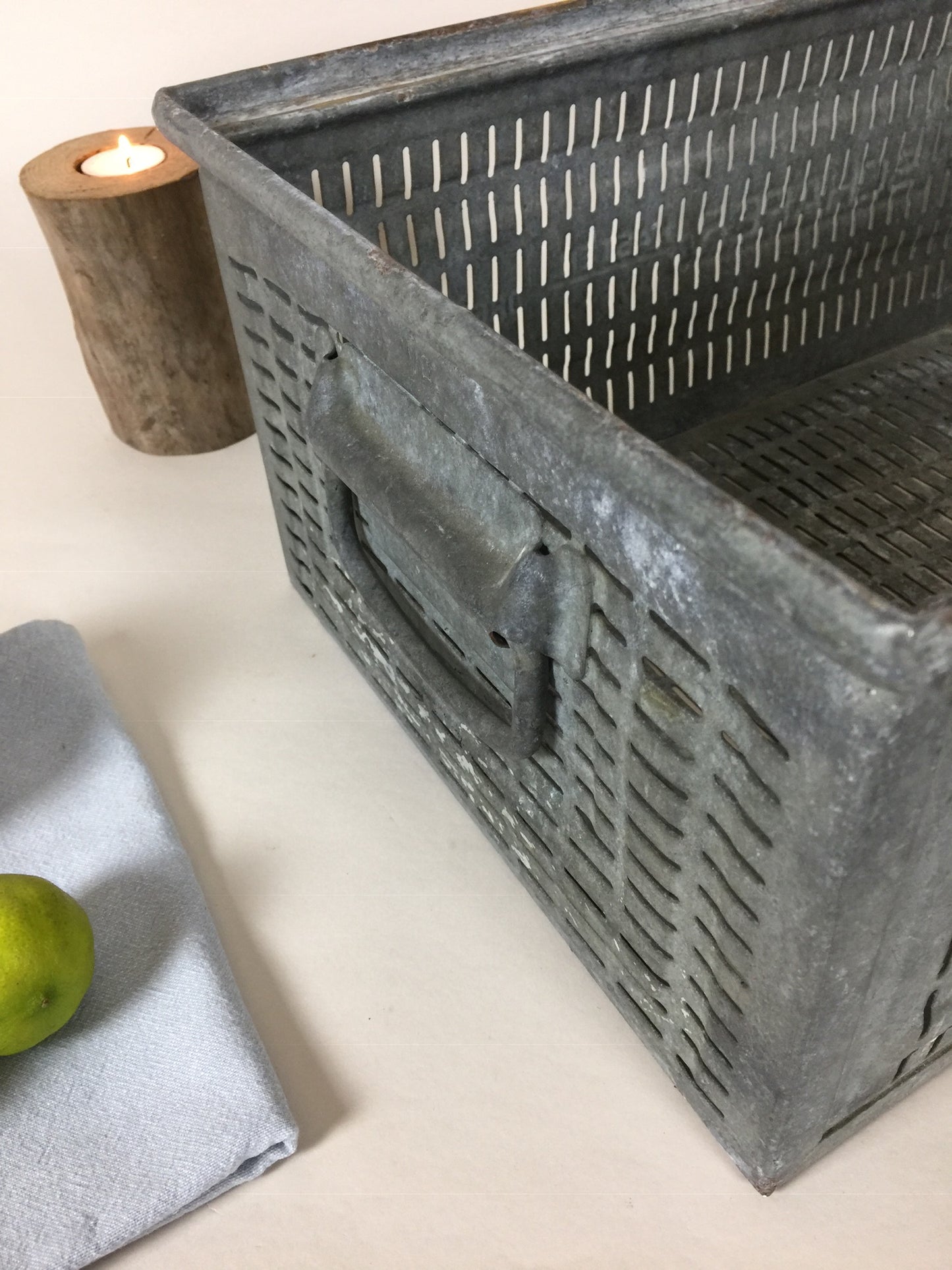 Vacker och rå metalllåda från kranfabrik.