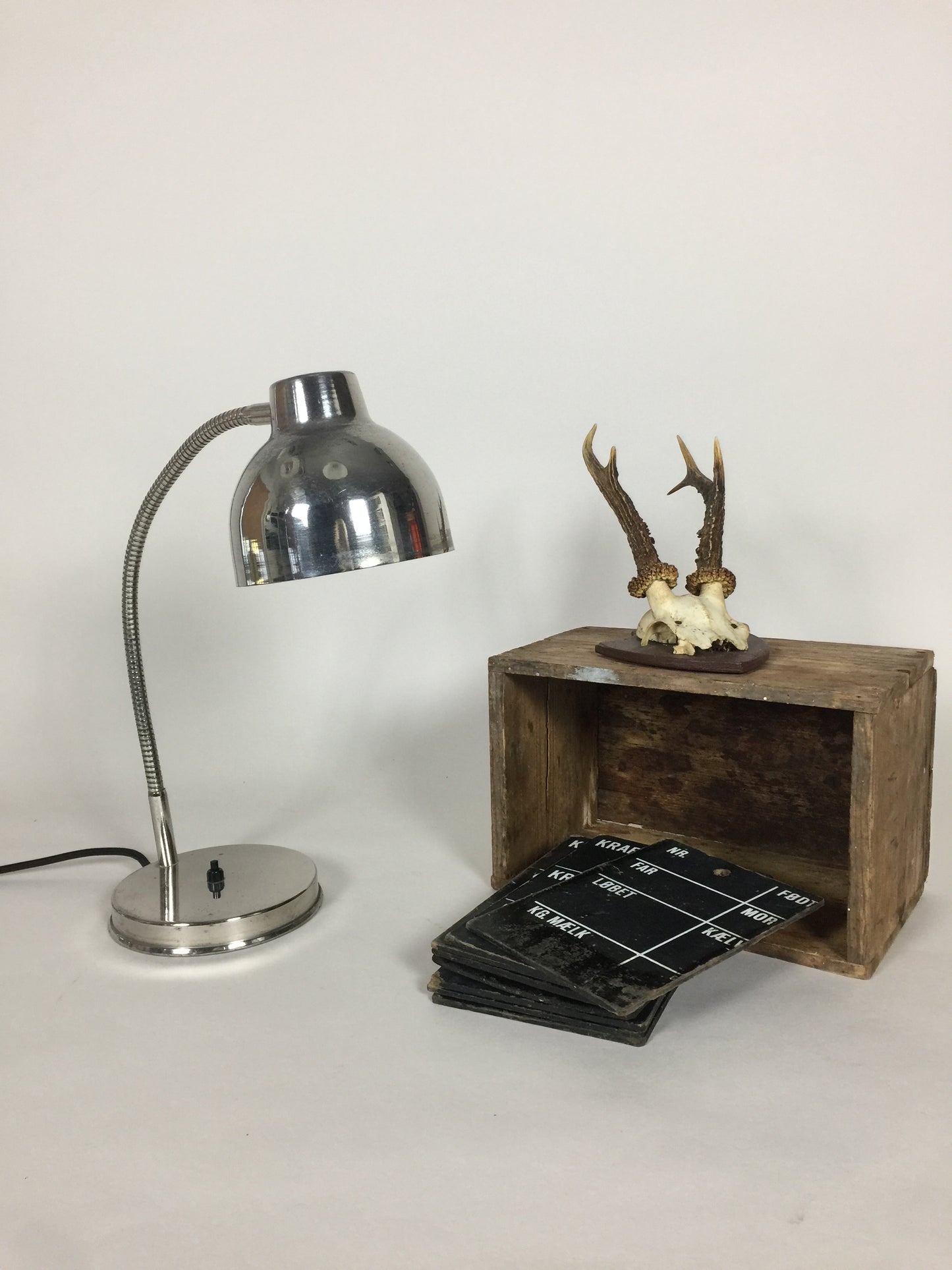 Industriell handplockad bordslampa