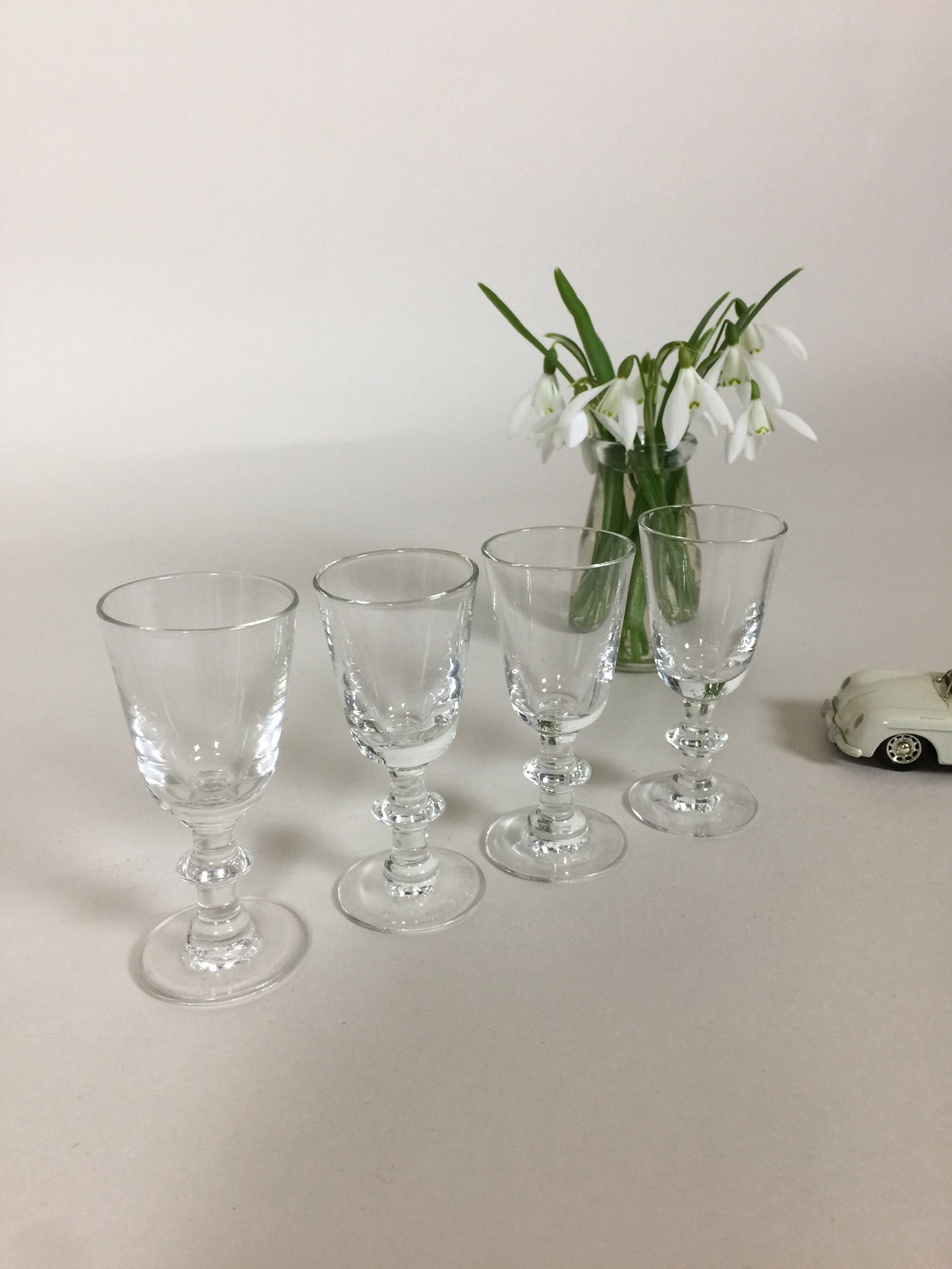 Små vackra glas (4 st säljs tillsammans)