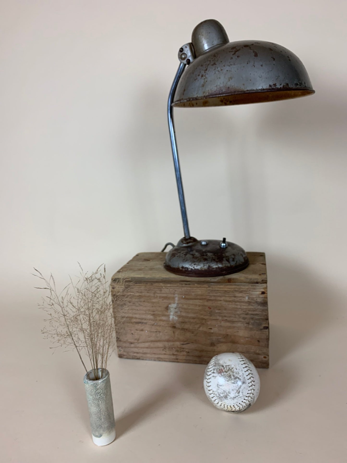 Helo bordslampa med mycket vacker patina