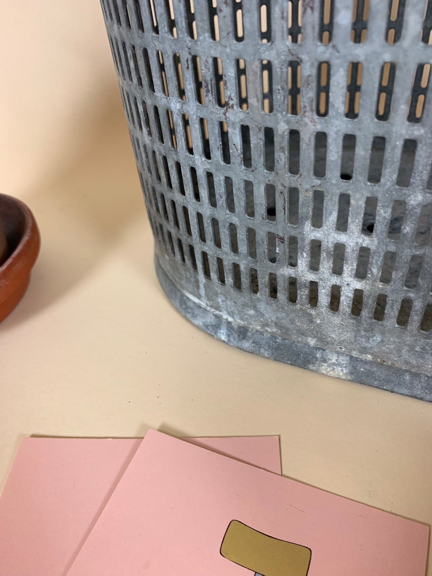 Designer papperskorg i metall