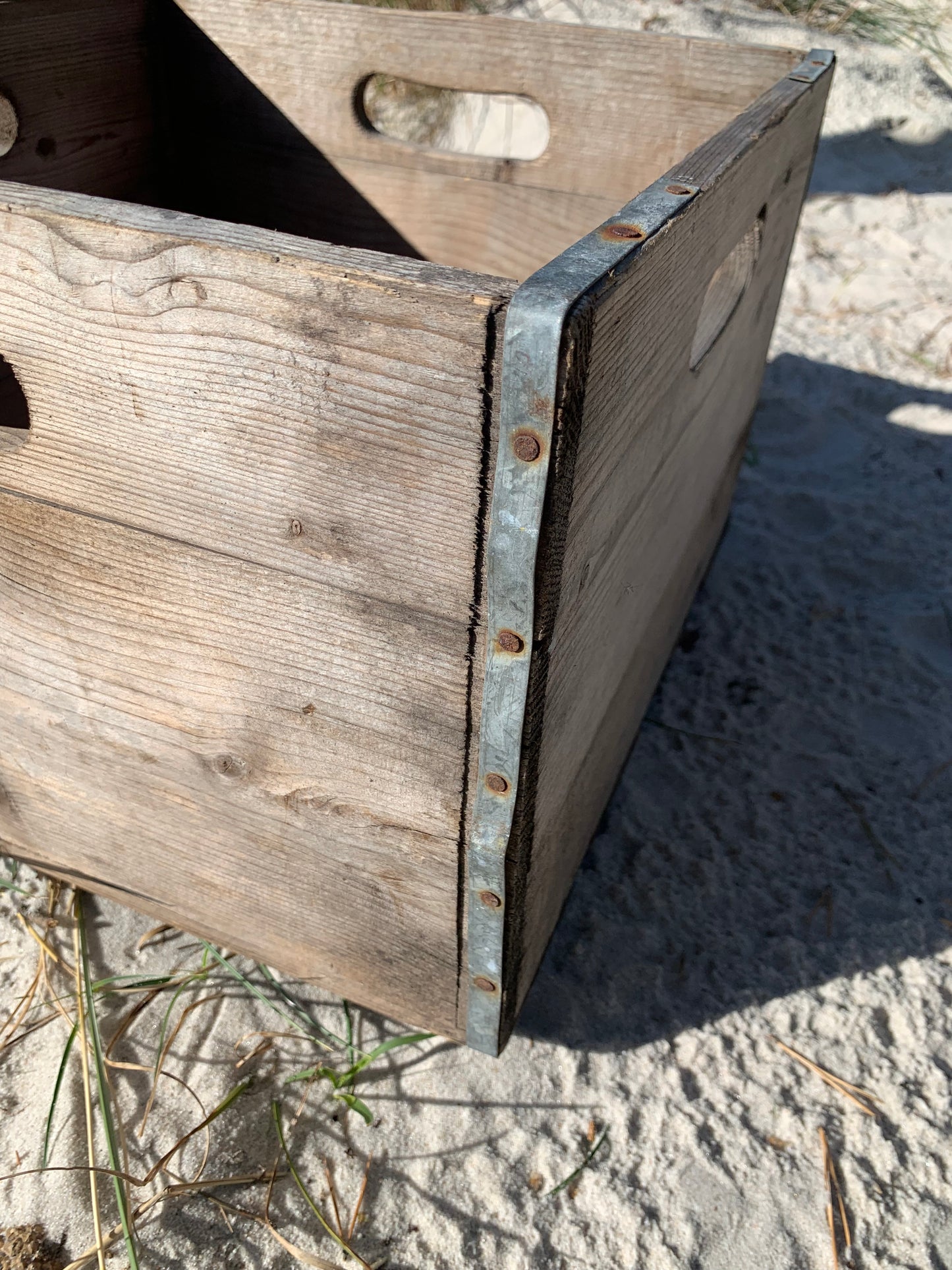 Trälåda med vackra detaljer i metall
