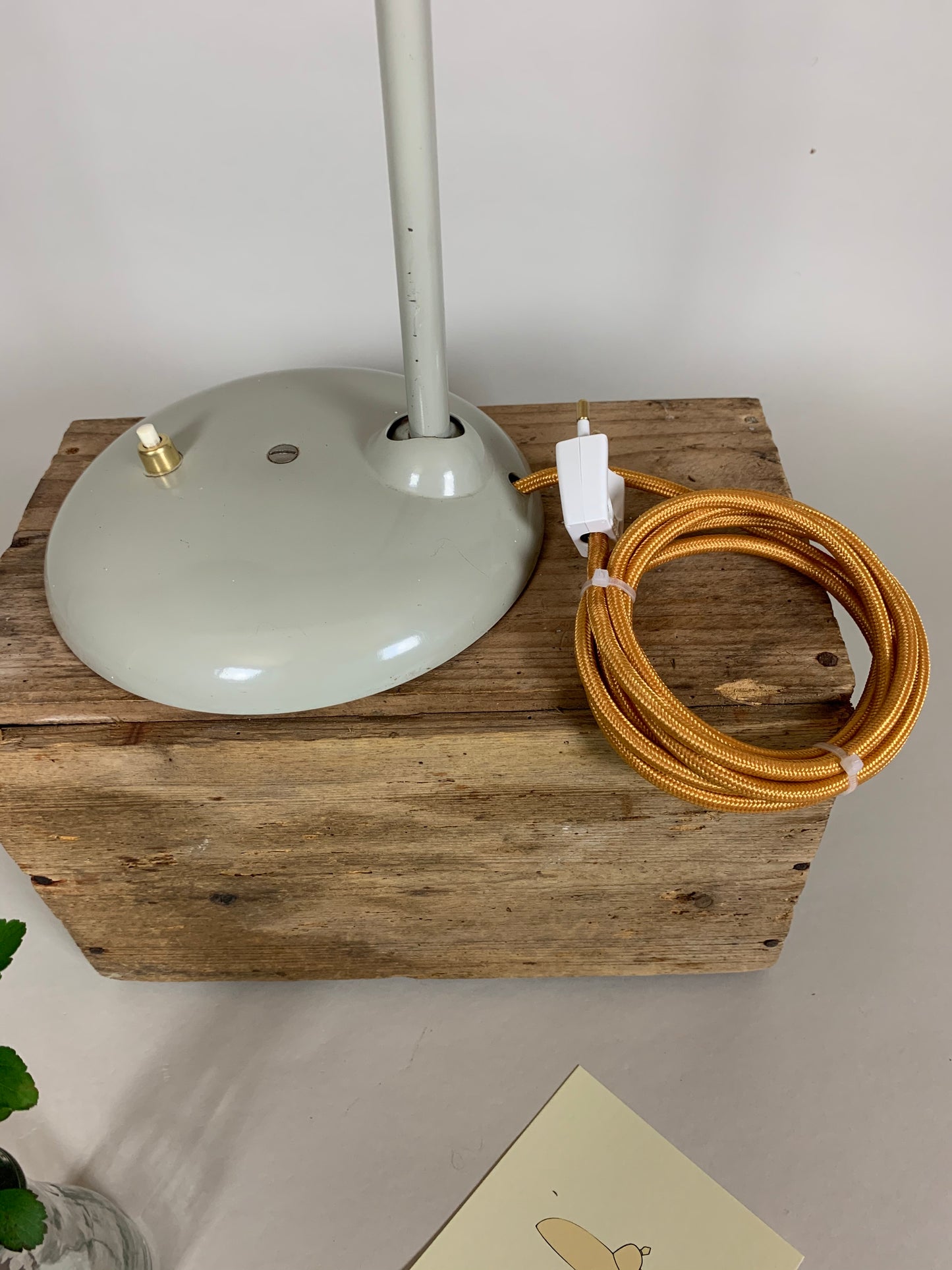Grå Hala bordslampa med vackra mjuka linjer