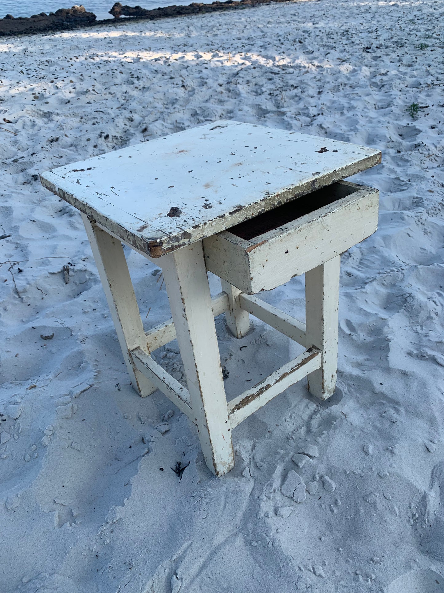 Litet bord med låda