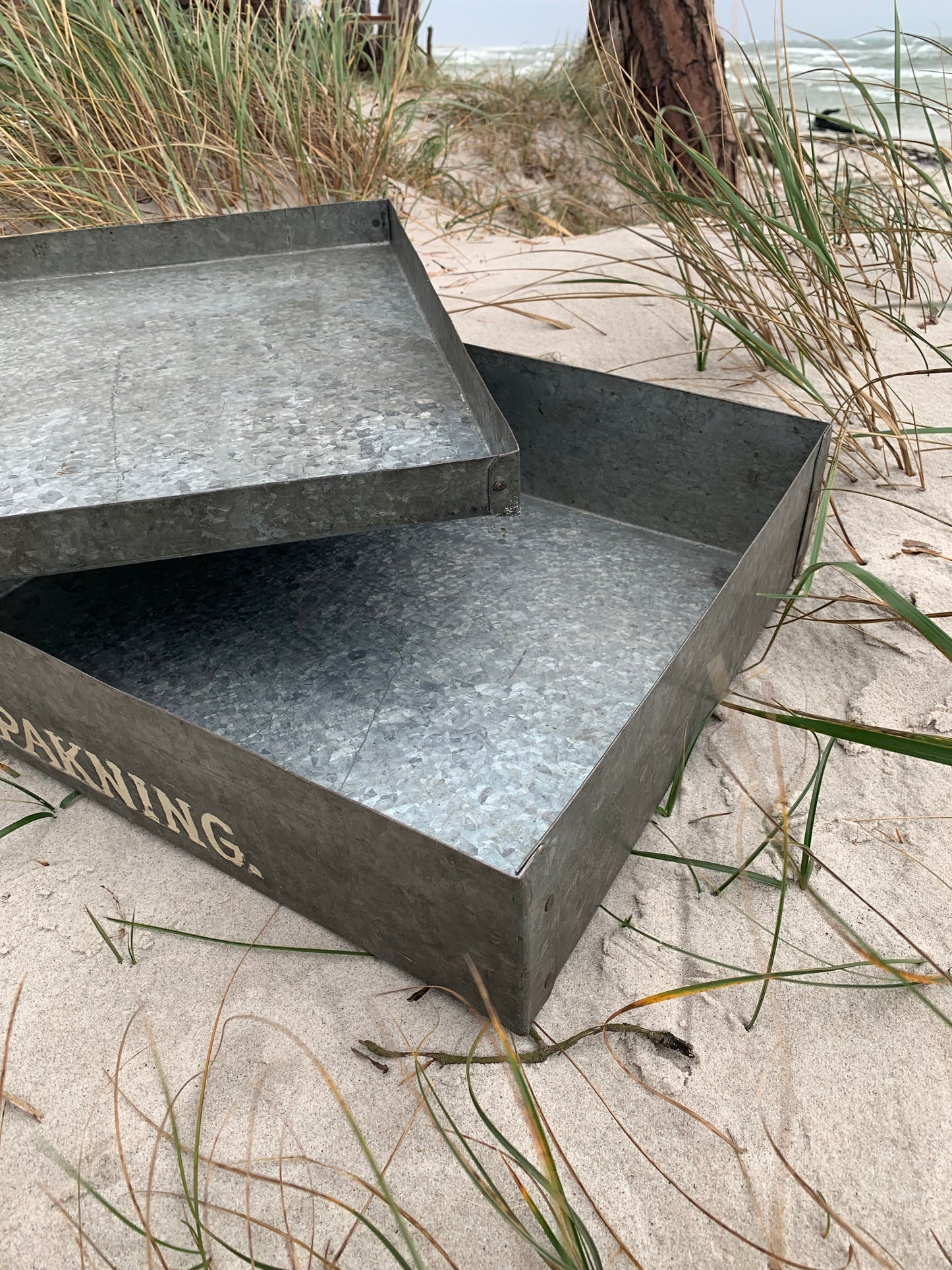 Vacker metalllåda med lock