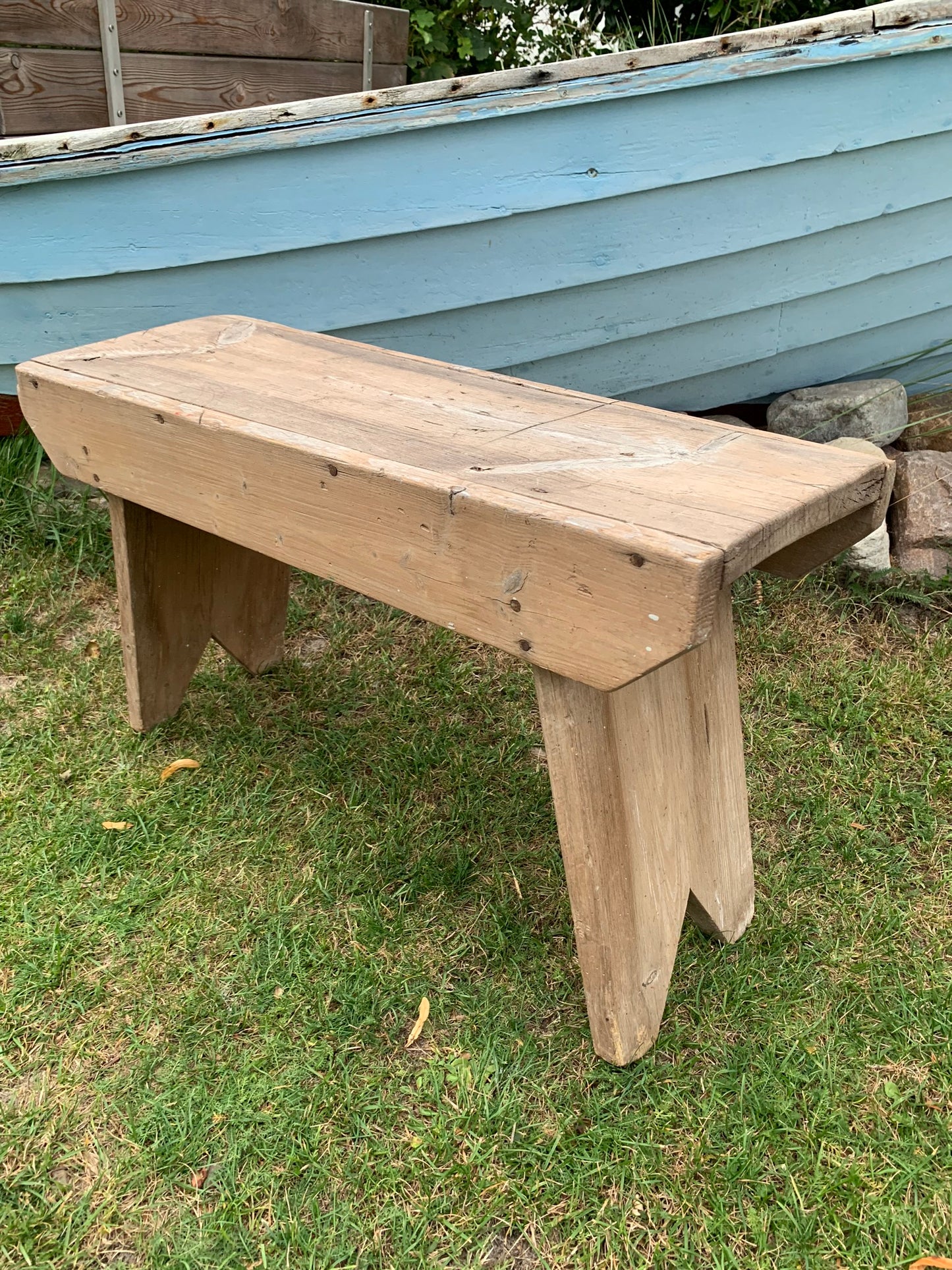 Fin liten bänk med vacker patina