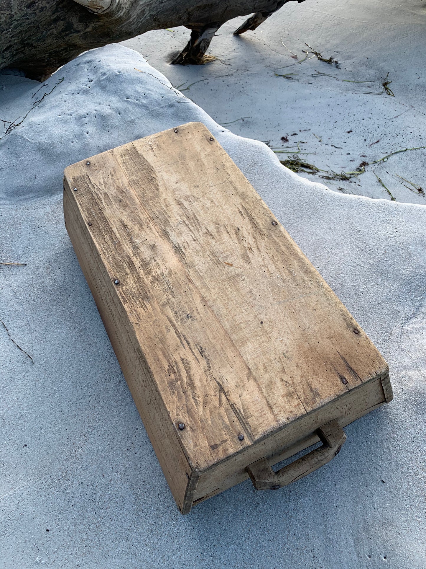 Vacker trälåda med två handtag och fina detaljer