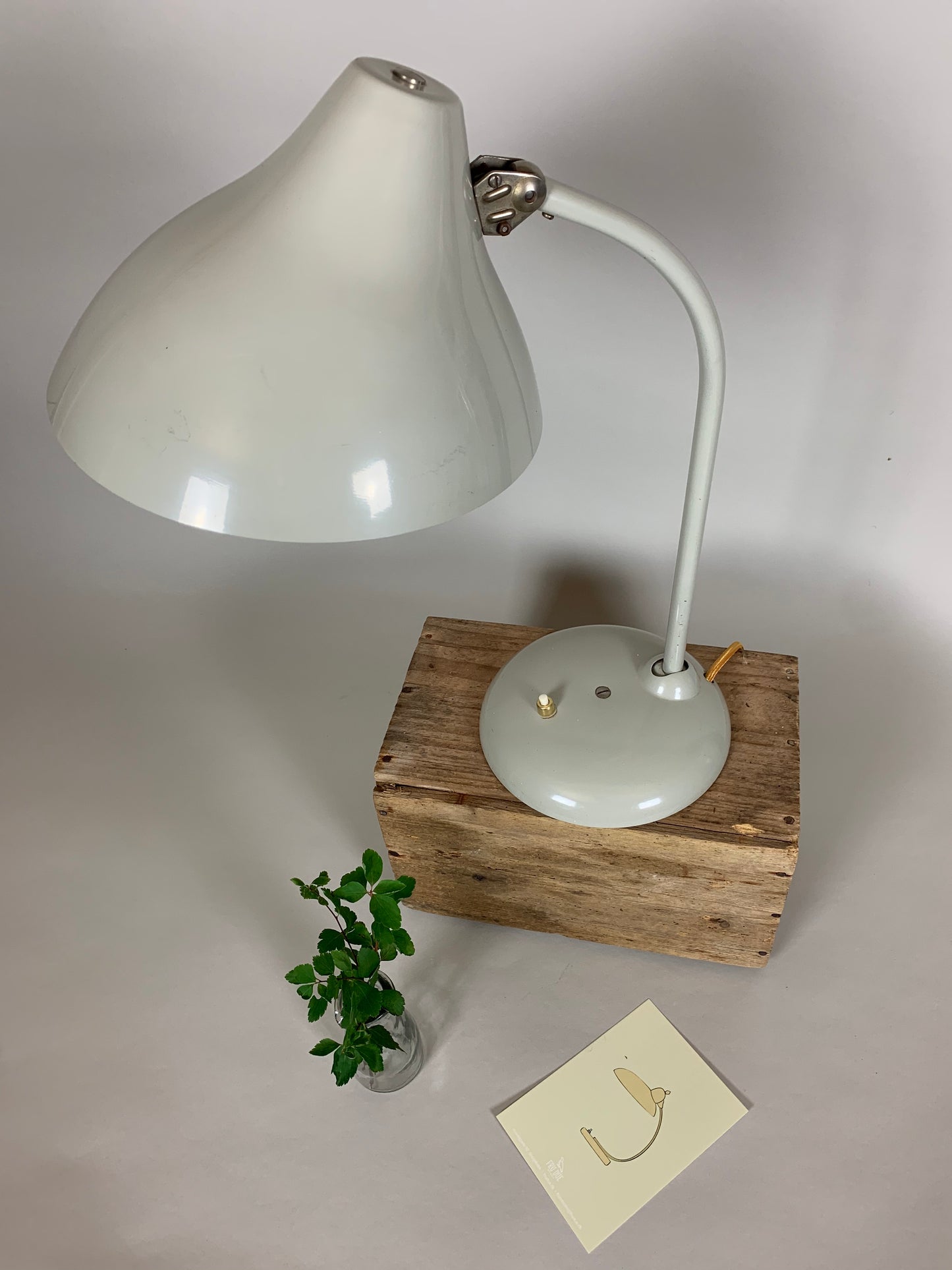 Grå Hala bordslampa med vackra mjuka linjer