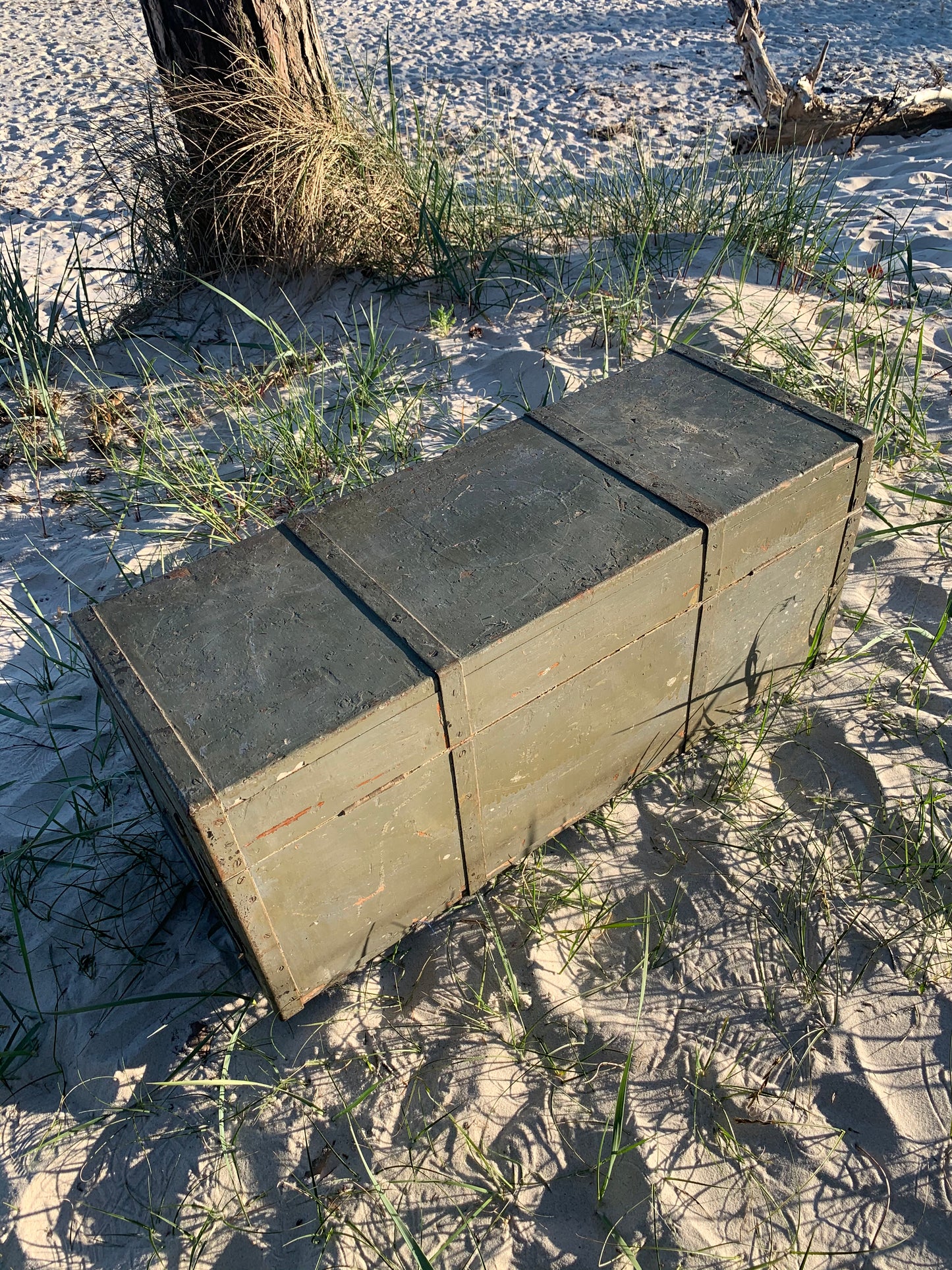Stor rå Röda Kors-låda med lock