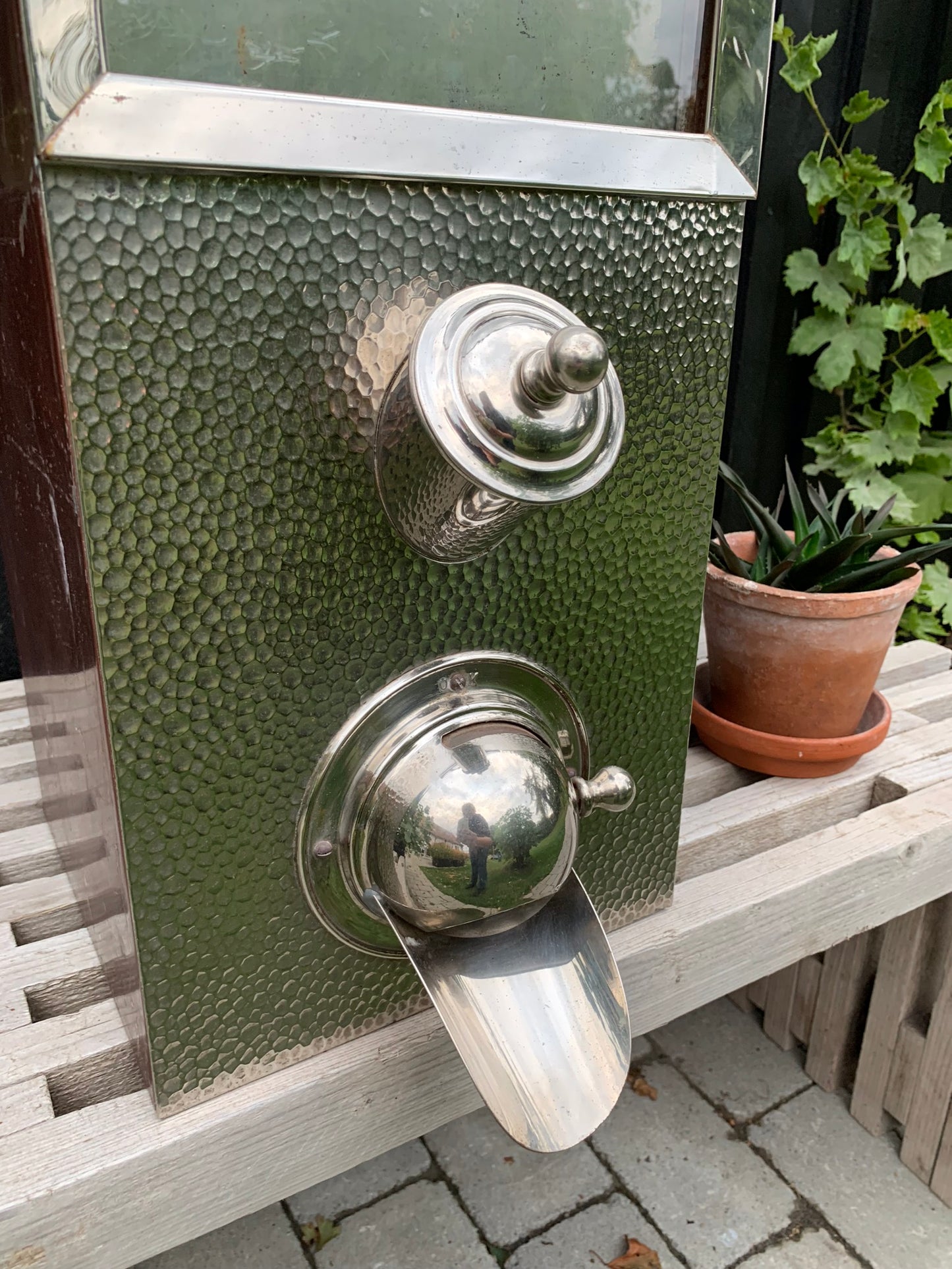 Rolig gammal kaffeautomat för kaffeälskaren