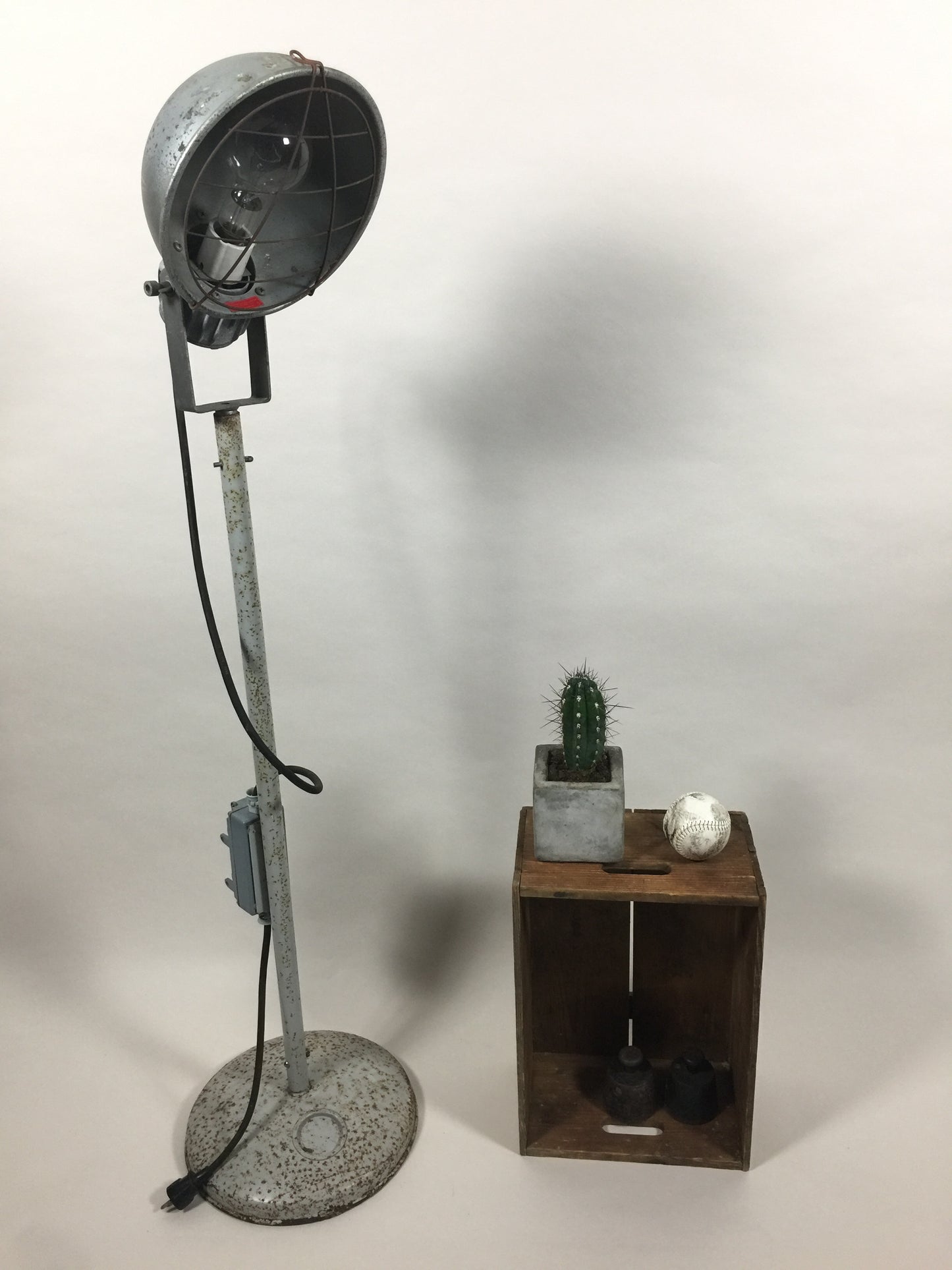 Industriell och rå golvlampa