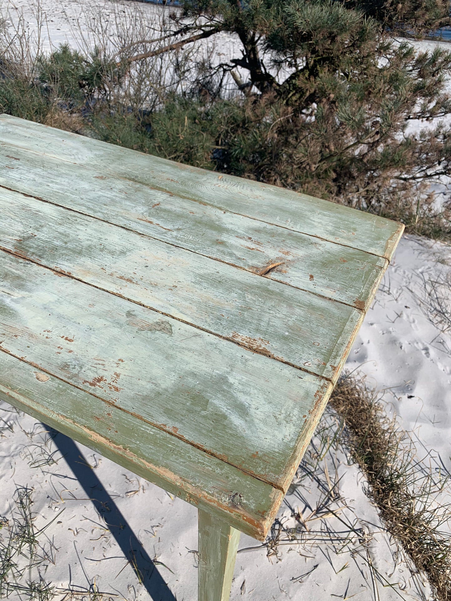 Vackert gammalt grönt träbord
