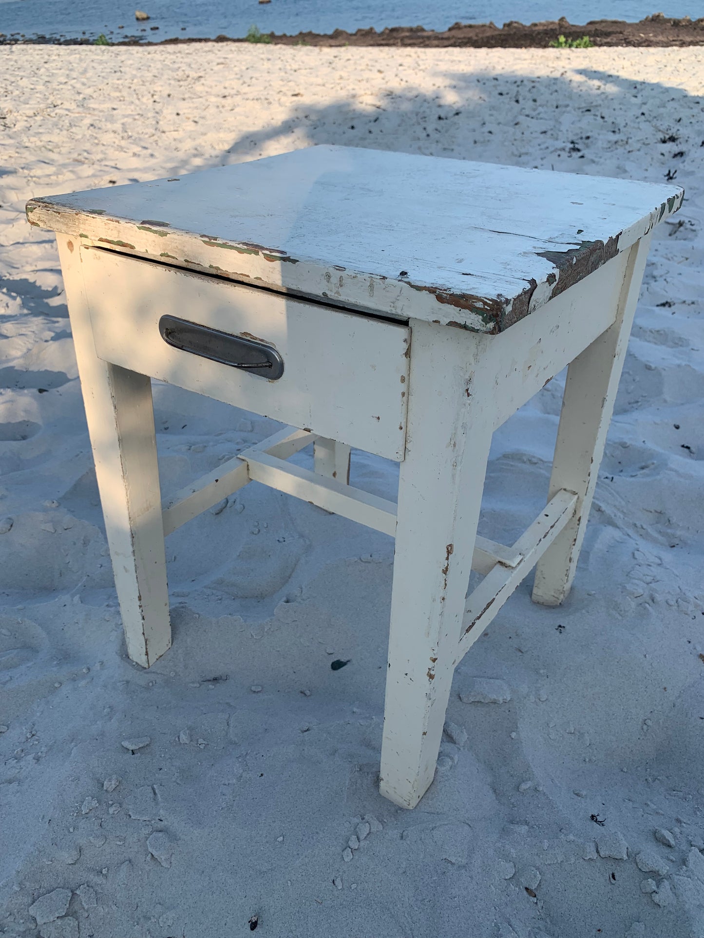 Litet bord med låda