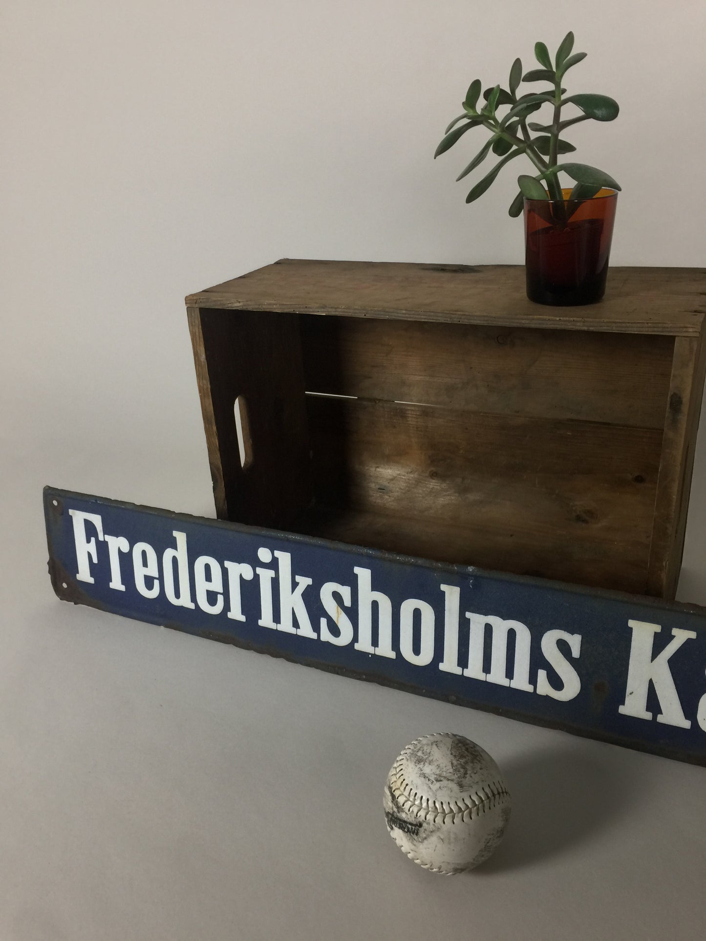 Vägskylt med själ och historia