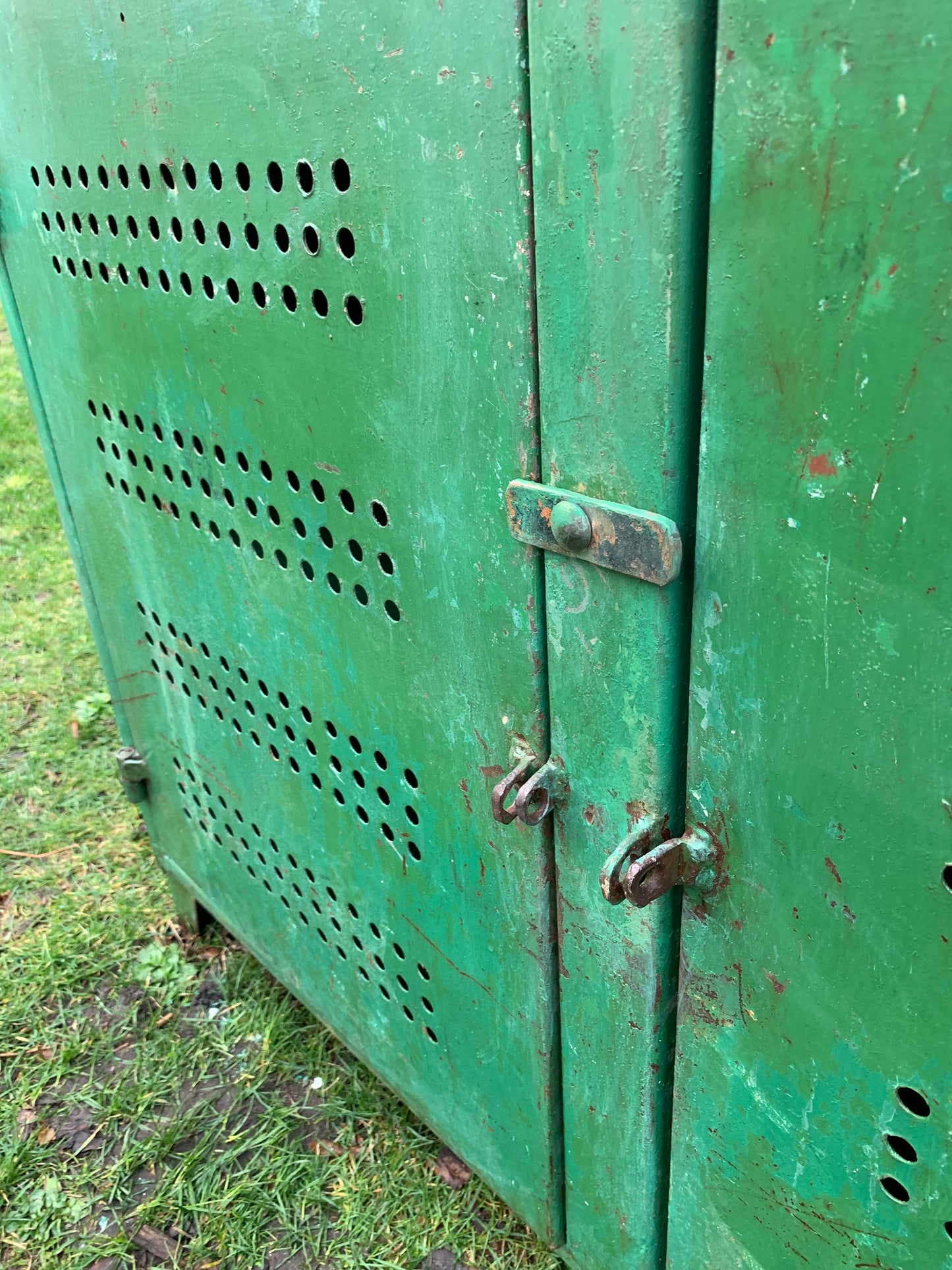 Grönt metallskåp/bord med massor av rå charm