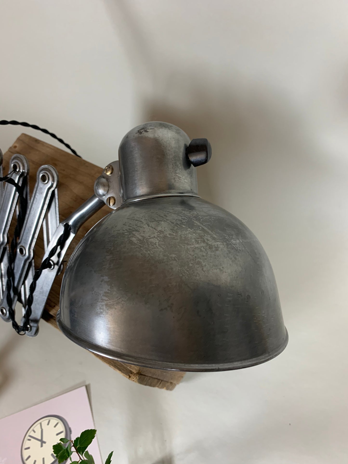 Kaiser Idell 6718 telegraflampa på stolpe med bordsfäste