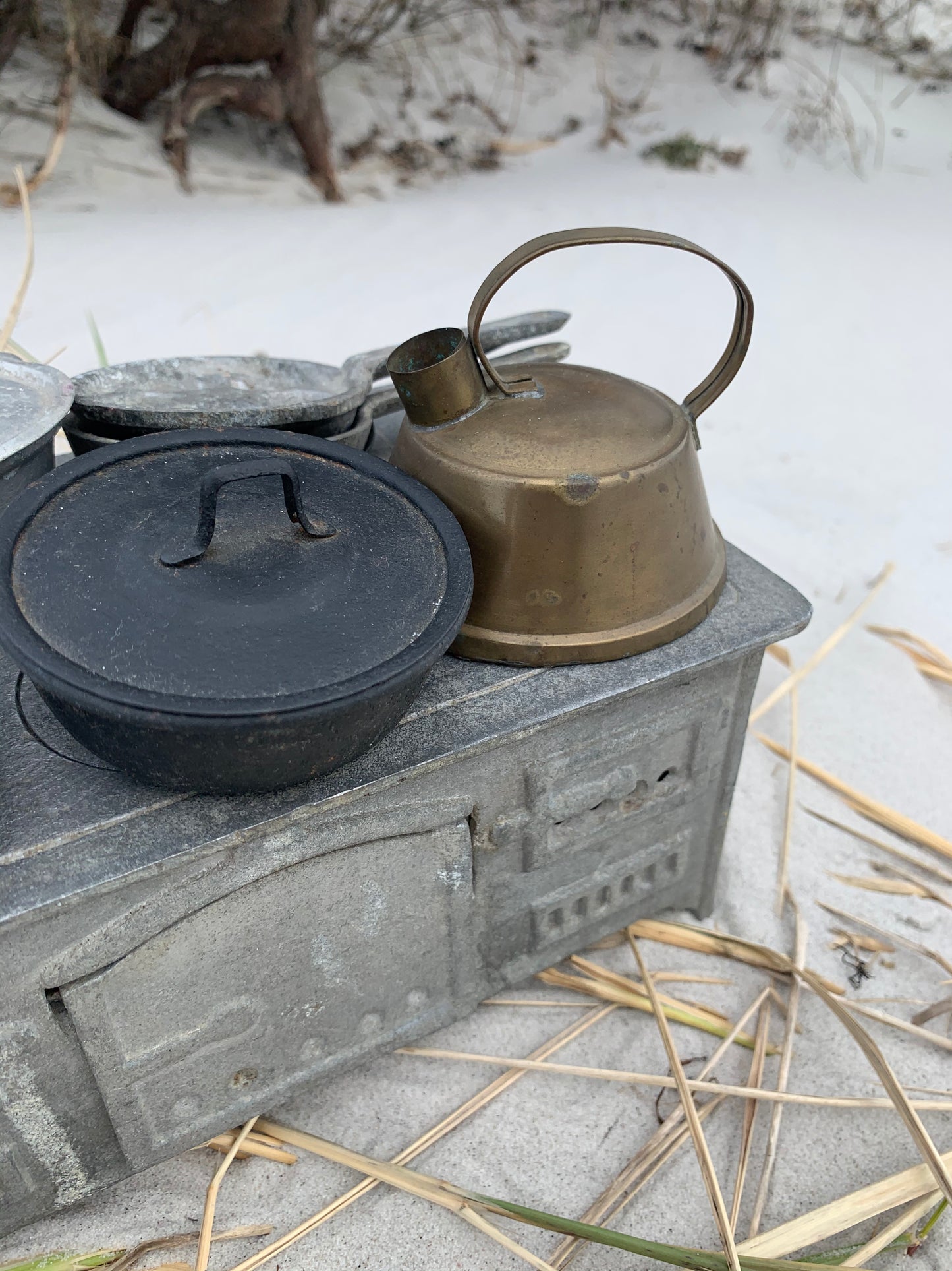 Fin liten dekorativ spis med tillbehör