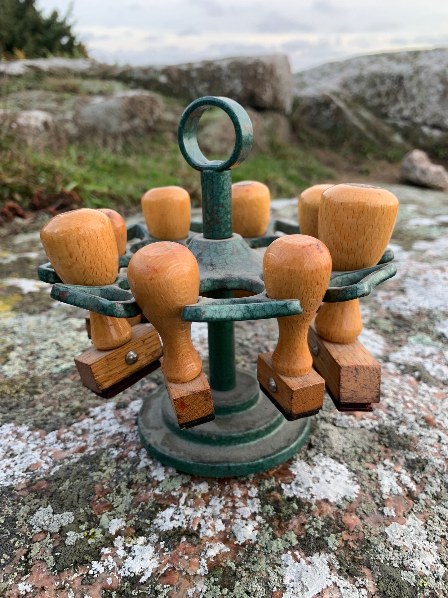 Gammal stämpelhållare med stämplar