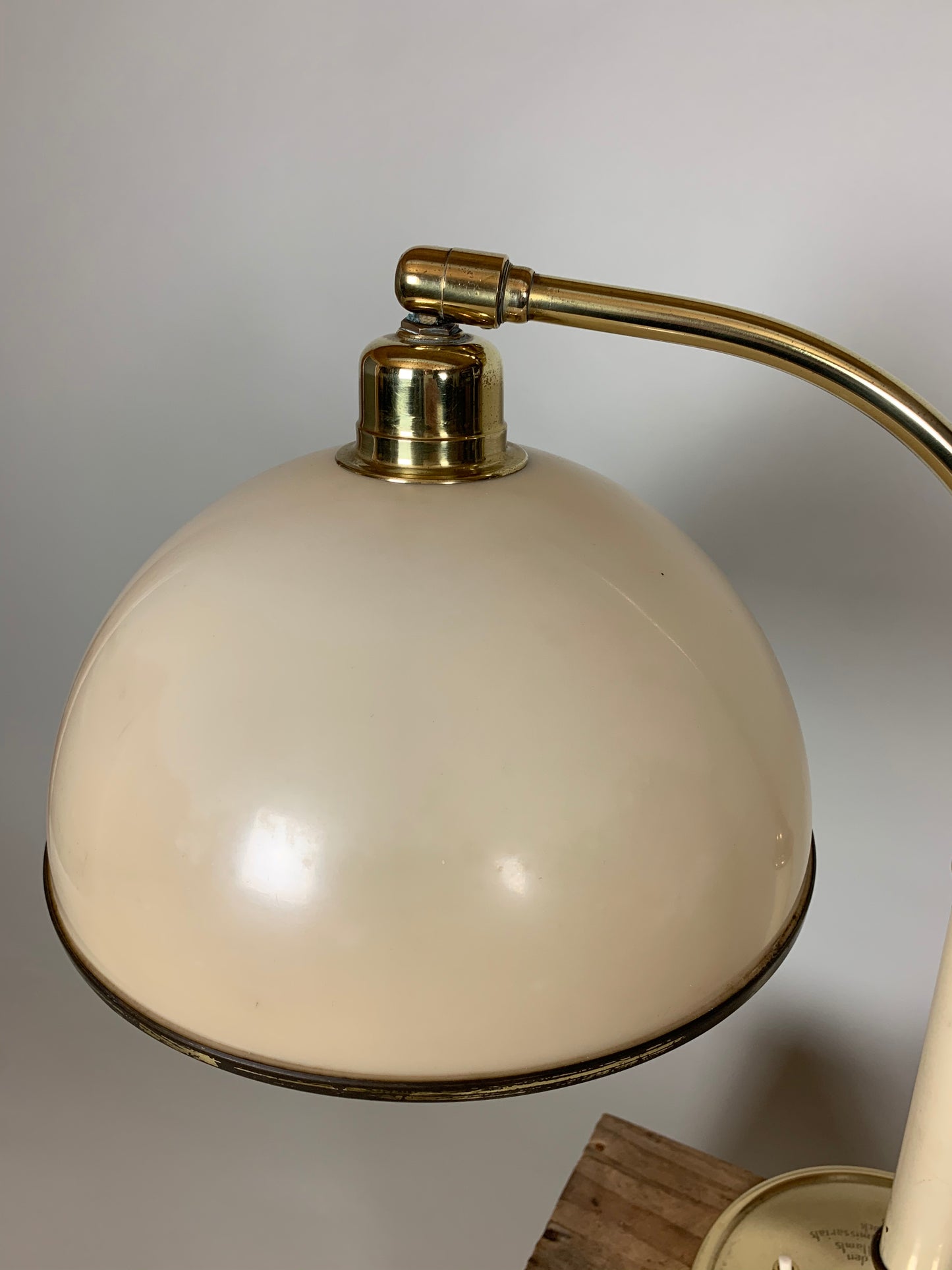 Vintage lampa med bakelitskärm