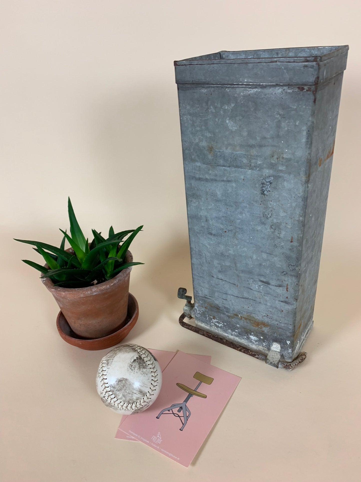 Rolig och rå behållare för förvaring