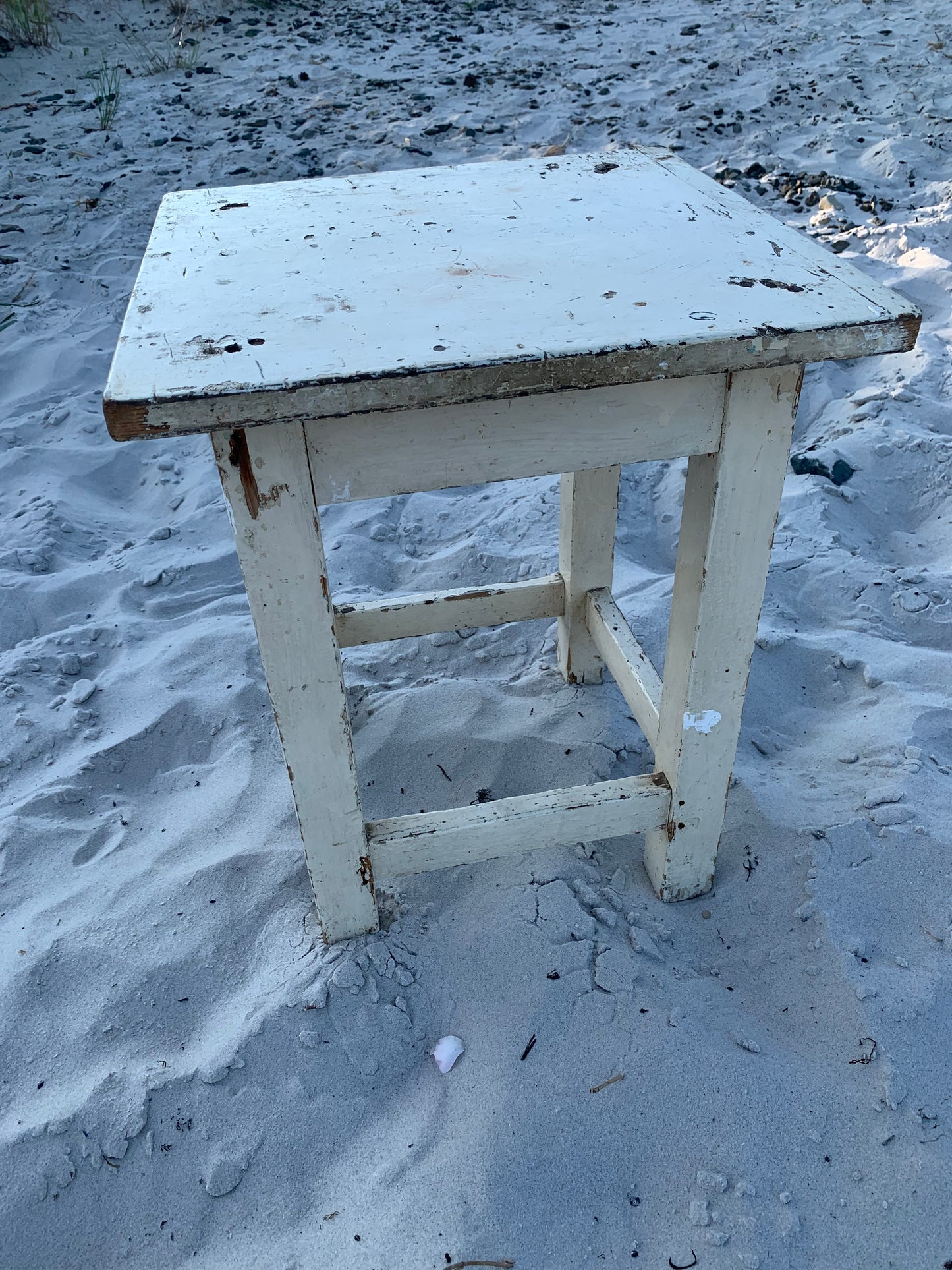 Litet bord med låda