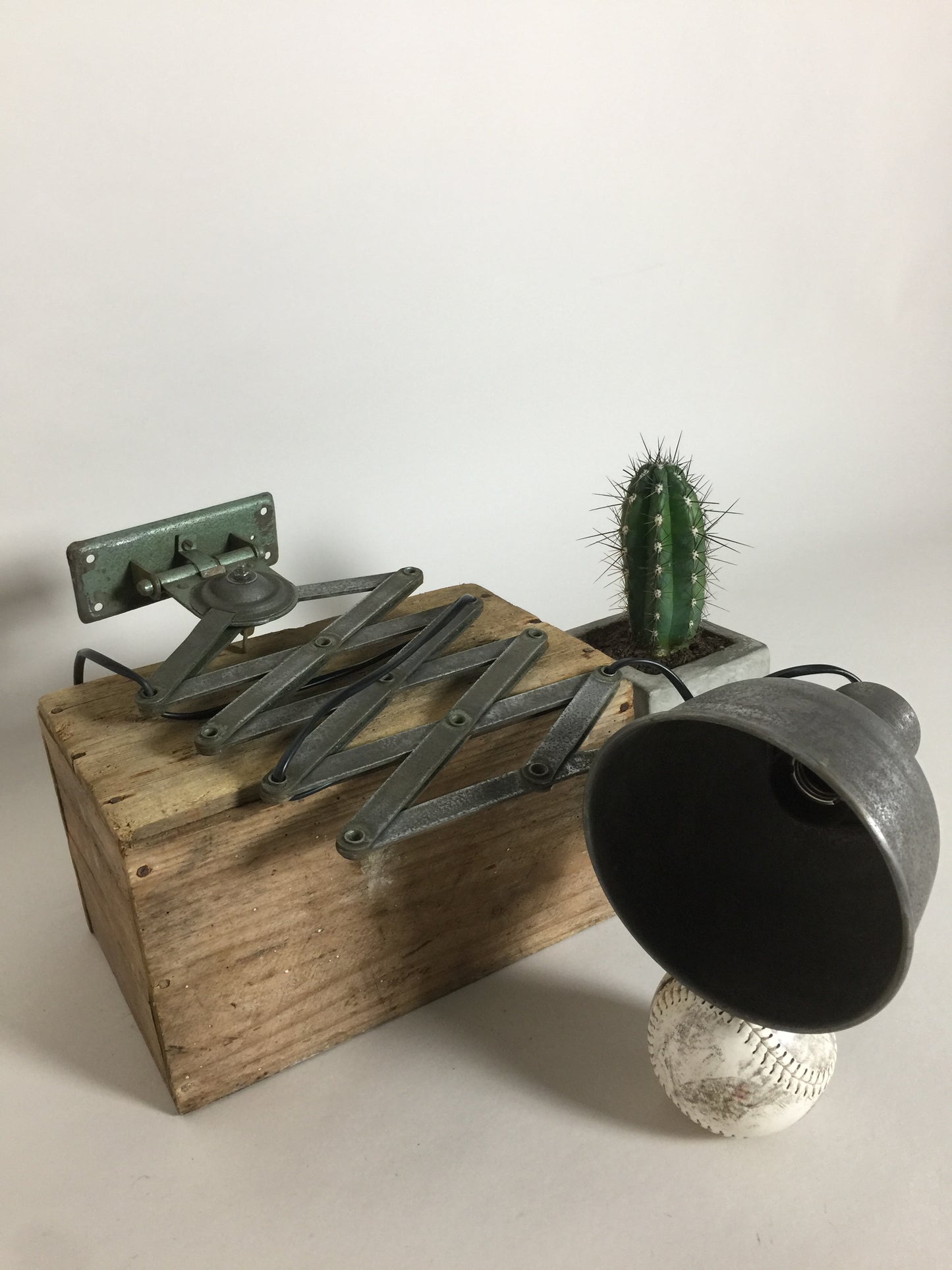 Rå skönhet och läcker industriell saxlampa