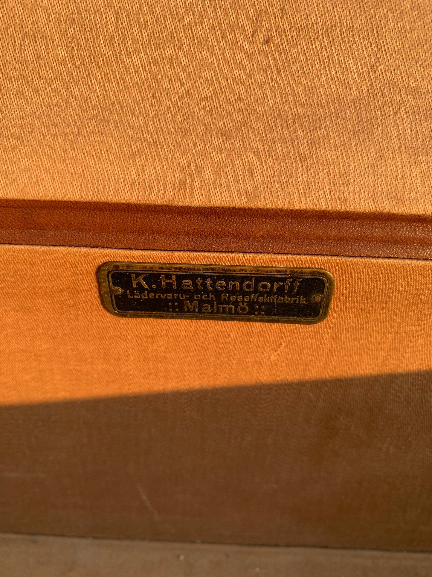 Resväska i skinn med mycket patina