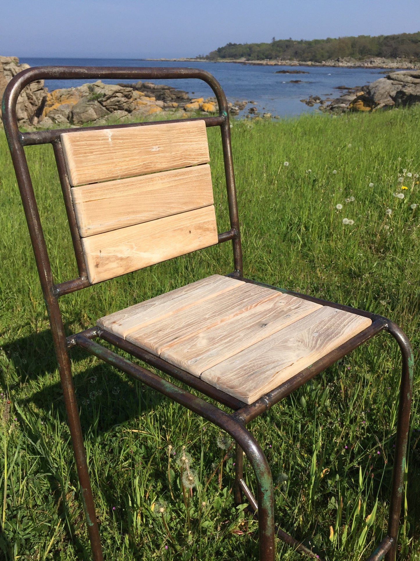 Rå och industriellt barbord med två barstolar