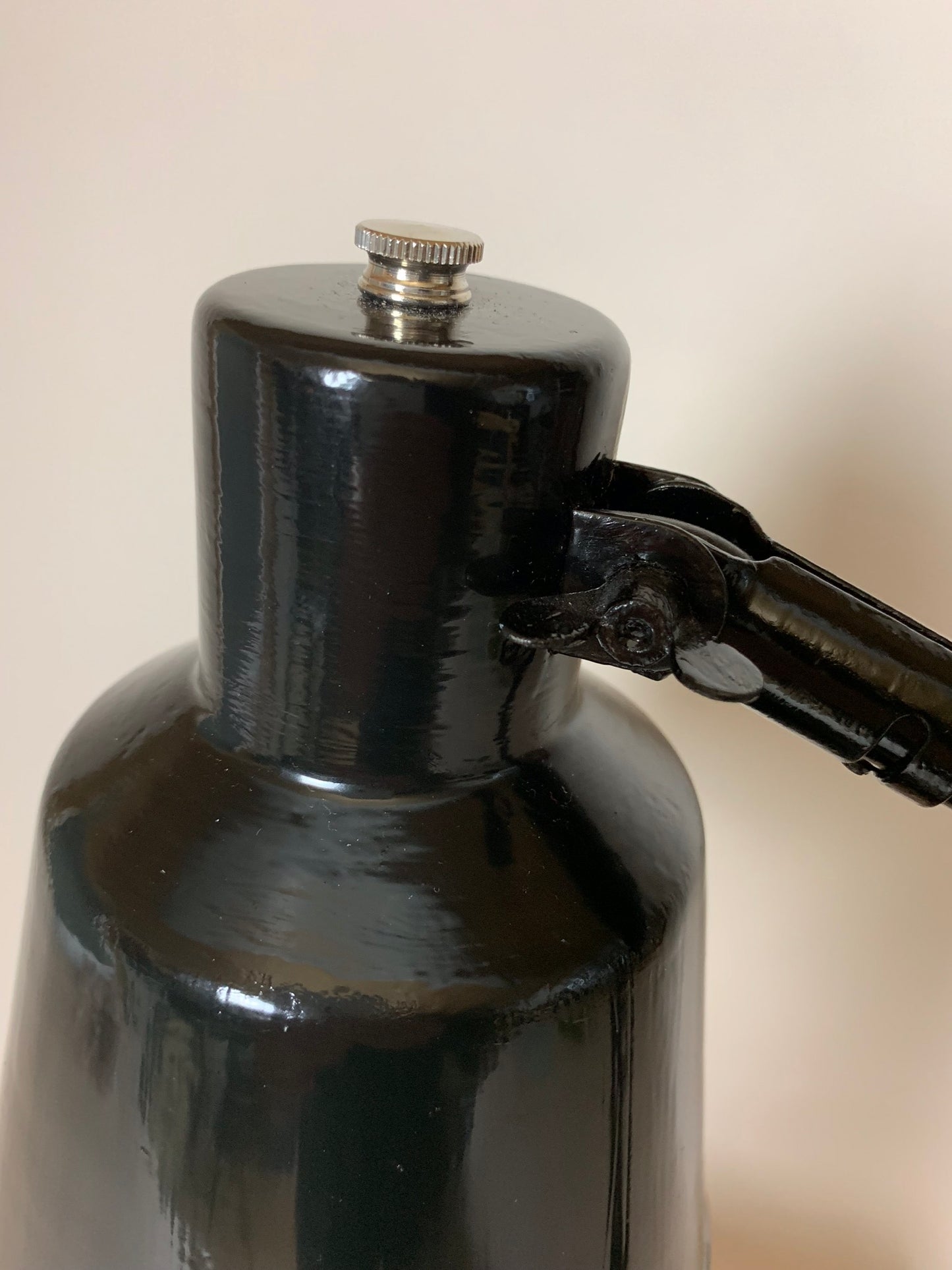 Vacker svart vintage lampa
