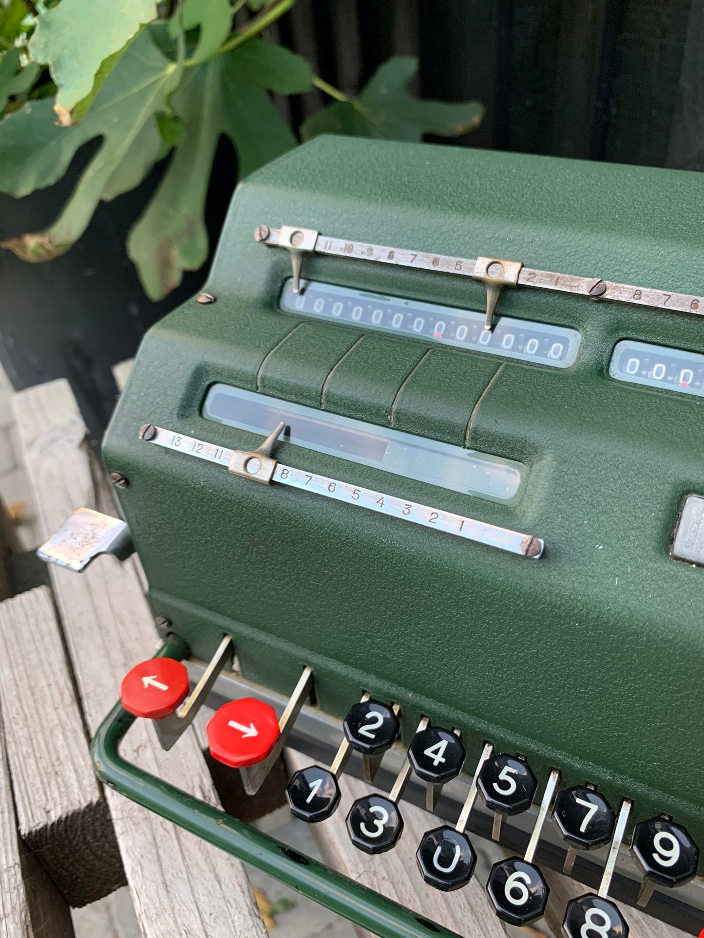 Rolig gammal grön mekanisk kalkylator