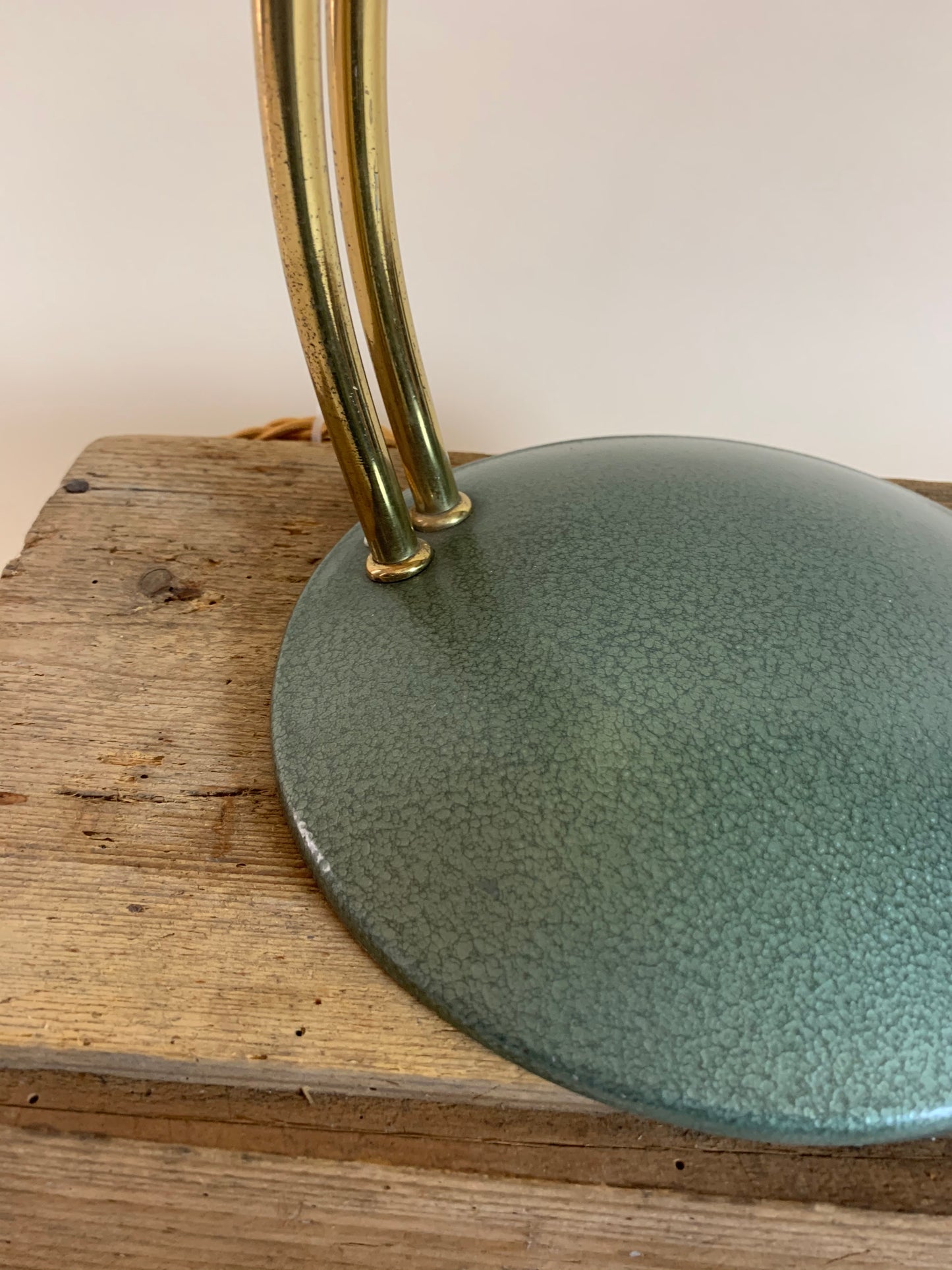 Vintage lampa i grön hammarlack och med arm i mässing