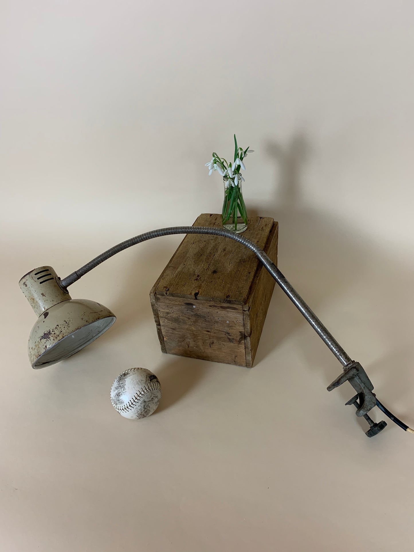 Vacker polsk arkitektlampa - Vit