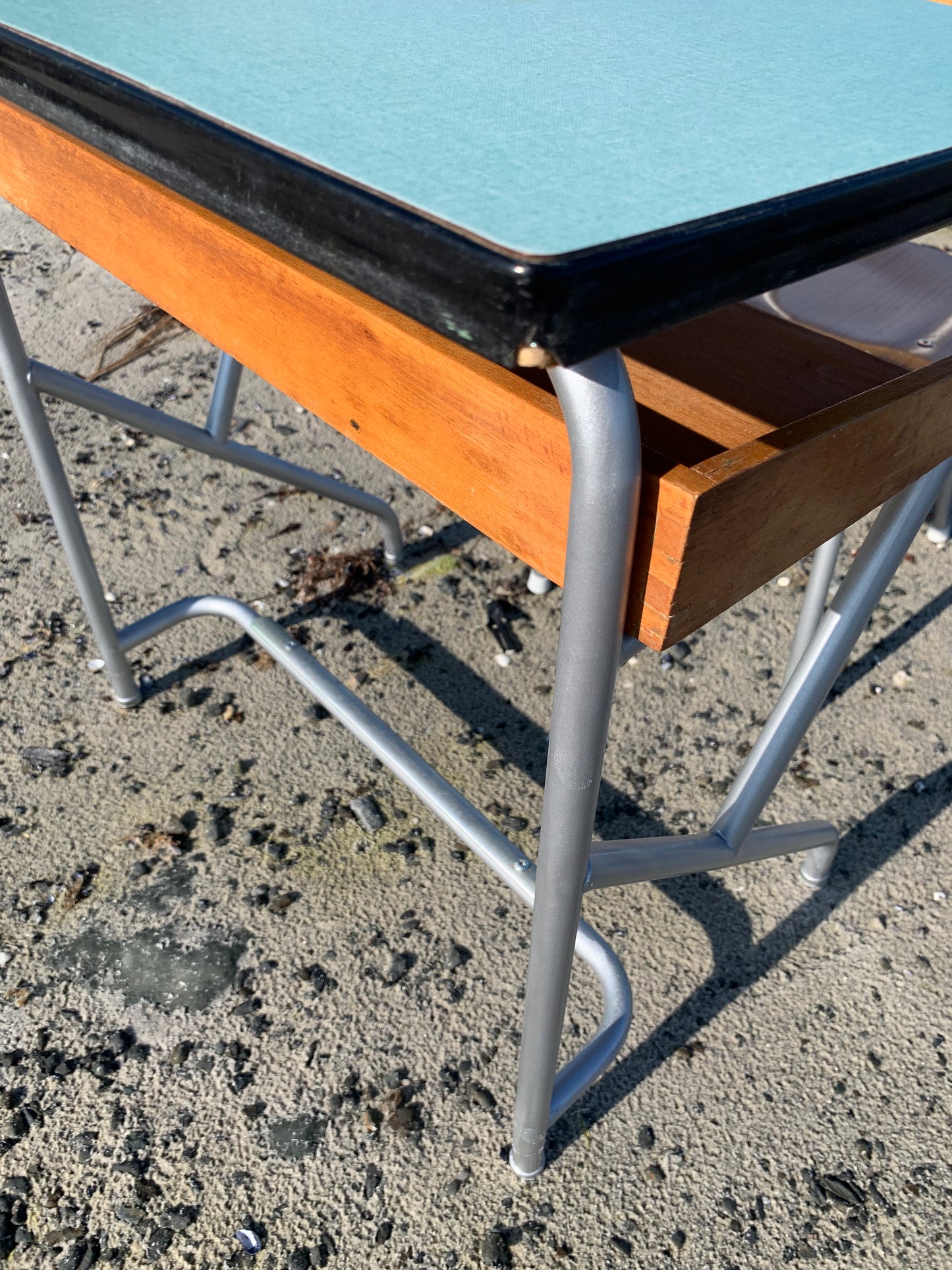 Italiensk skolebord med stol