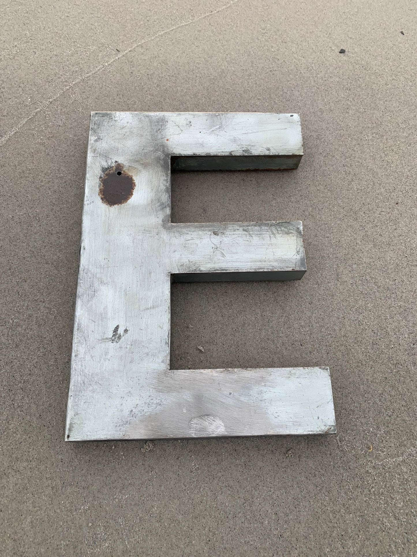 Bokstav - E (Fasadbokstav)