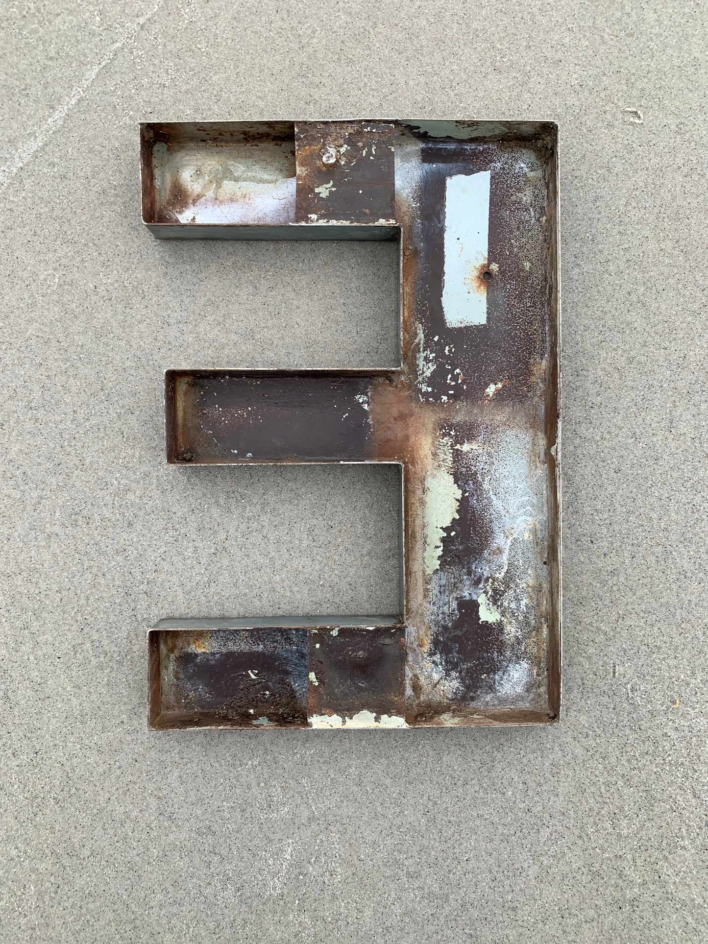 Bokstav - E (Fasadbokstav)