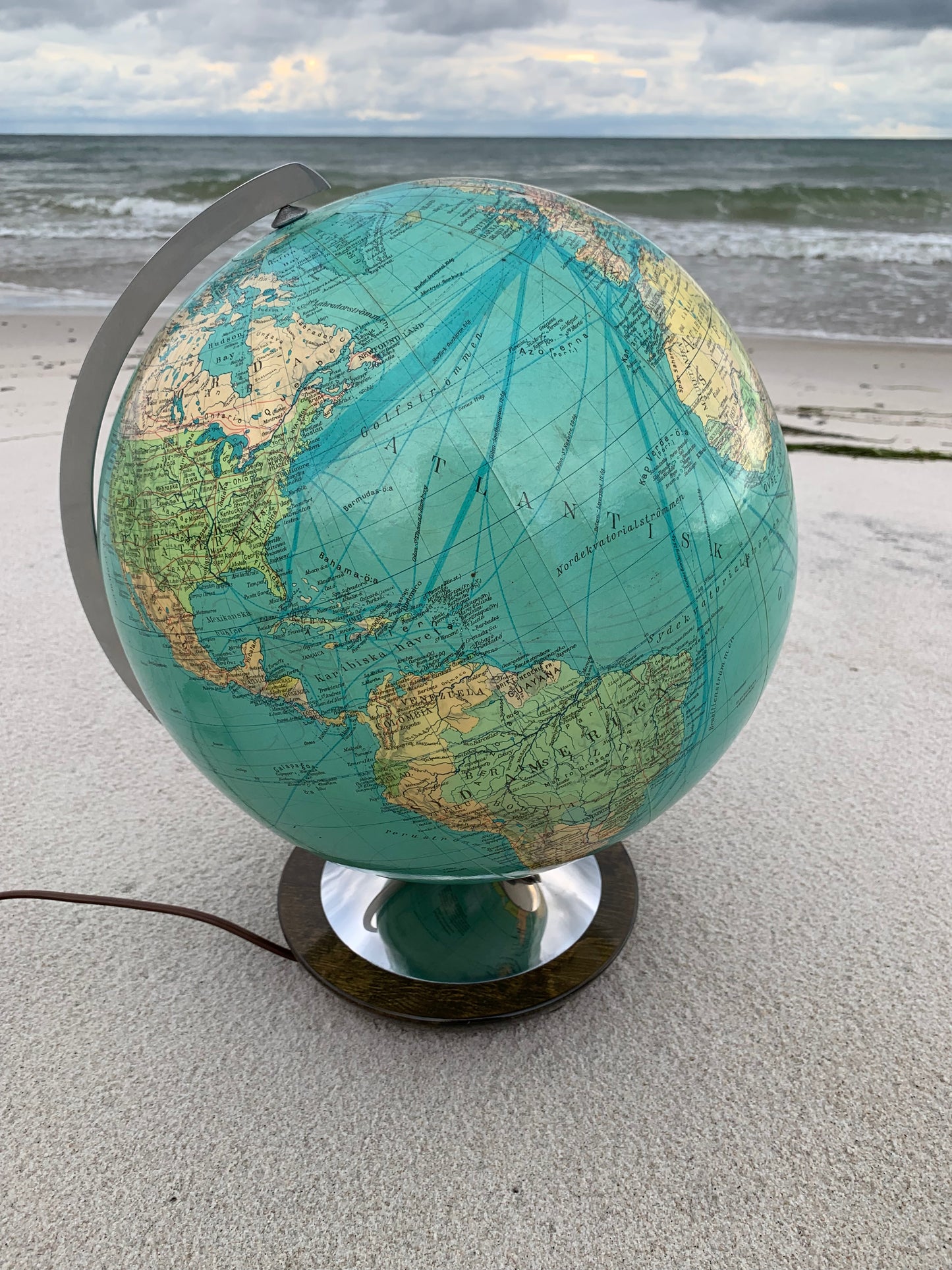 Globus i glas med lys